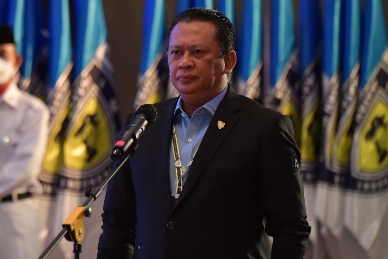 Ketua MPR RI Bambang Soesatyo turut menyampaikan duka cita mendalam atas peristiwa kerusuhan yang terjadi di Stadion Kanjuruhan, Kabupaten Malang pada Sabtu (1/10). Kejadian itu dipicu oleh kekalahan Arema FC atas Persebaya dalam laga pekan ke-11 Liga 1 2