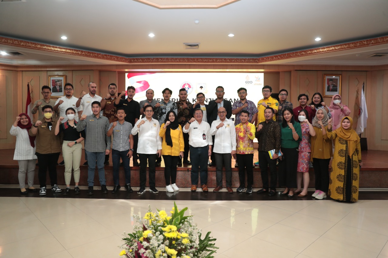 Plt. Sesmenpora Jonni Mardizal memberikan Pembekalan kepada Peserta Program Pelatihan Golkar Institute Angkatan 9 di Wisma Kemenpora, Kamis (13/10).Kepada para peserta, Plt.Sesmenpora menyampaikan pentingnya membangun kapasitas pemuda, yang berdaya sain