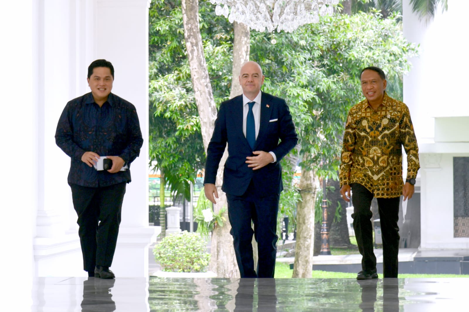 Menteri Pemuda dan Olahraga Republik Indonesia (Menpora RI) Zainudin Amali, mendampingi Presiden Joko Widodo bertemu dengan Presiden FIFA Gianni Infantino di Istana Merdeka, Jakarta, Selasa (18/10). (foto:BPMI)