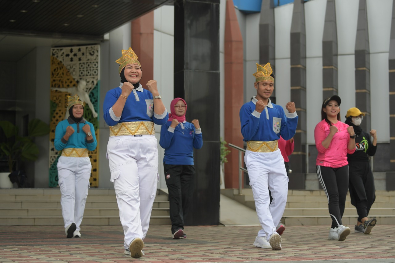 Kementerian Pemuda dan Olahraga Republik Indonesia (Kemenpora RI) bersama Penggemar Olah Raga Senam Indonesia (PORSI) dan Asosiasi Senam Kebugaran Indonesia (ASKI) mengelar kegiatan rutin dengan senam bersama di halaman Kantor Kemenpora, Jumat (21/10) pag