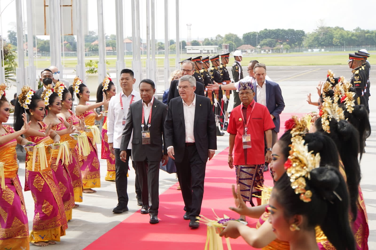 Menteri Pemuda dan Olahraga Republik Indonesia (Menpora RI) Zainudin Amali menyambut kedatangan Presiden Komite Olimpiade Internasional (IOC) Thomas Bach di Bandara I Gusti Ngurah Rai, Bali, Senin (14/11). Kedatangan Thomas Bach untuk hadir di Konferensi 