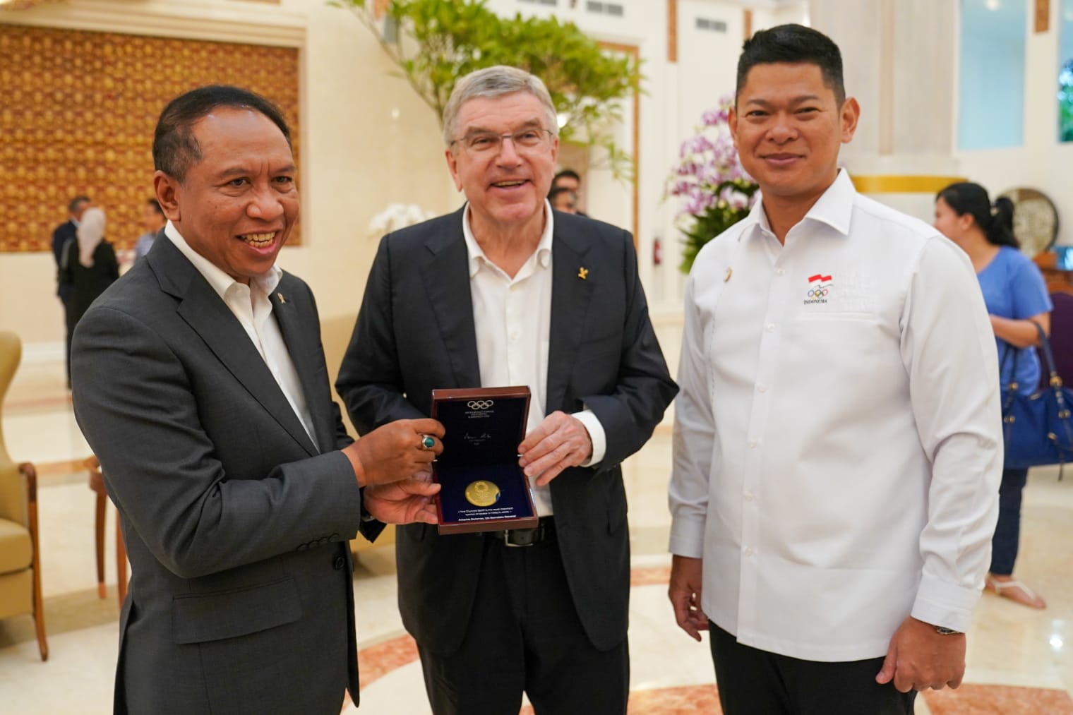 Menteri Pemuda dan Olahraga Republik Indonesia (Menpora RI) Zainudin Amali mengantar kepulangan Presiden Komite Olimpiade Internasional (IOC) Thomas Bach di Bandara I Gusti Ngurah Rai, Badung, Bali, Kamis (17/11). Thomas Bach hadir di Bali sebagai tamu ne