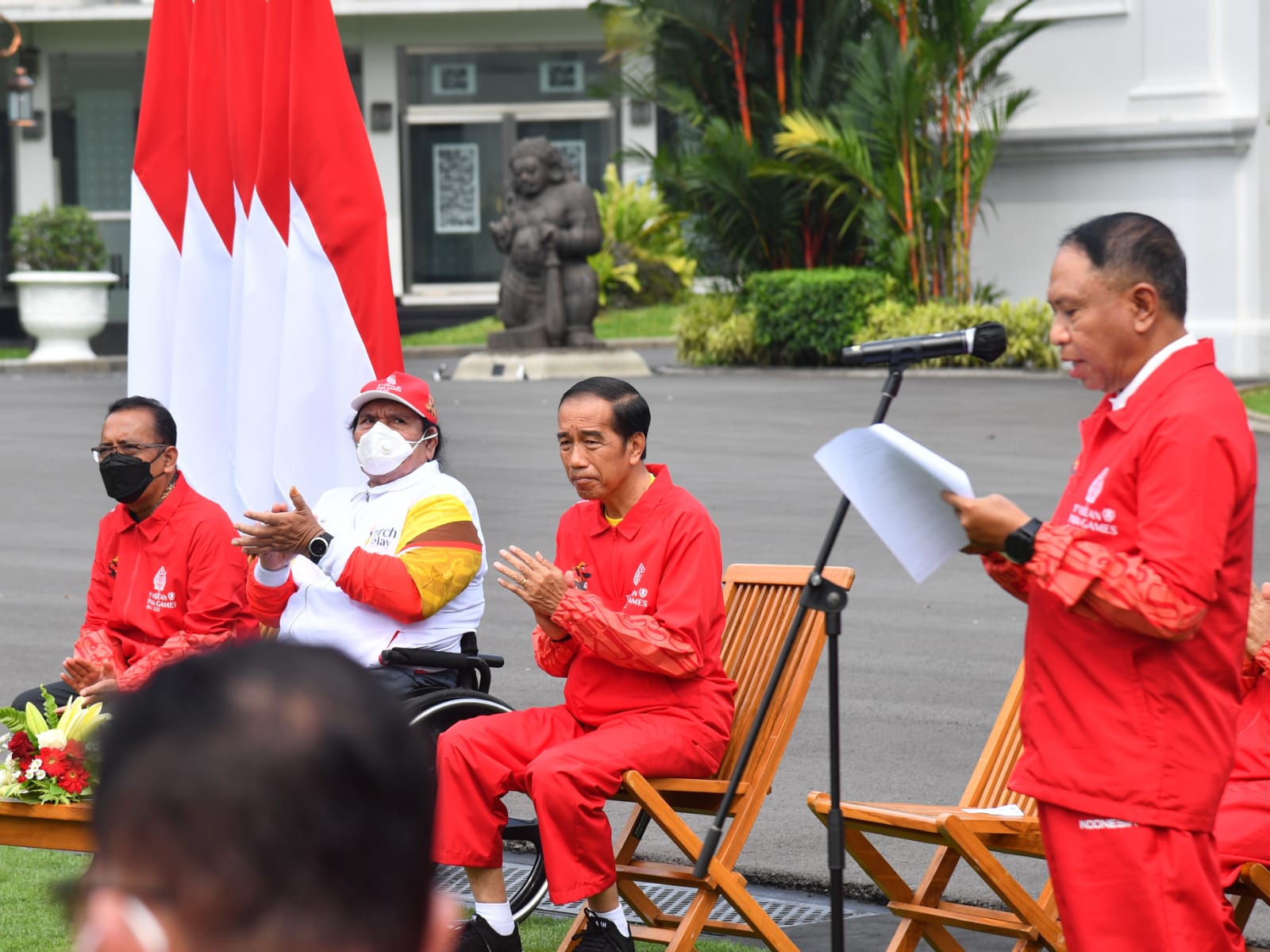 Menteri Pemuda dan Olahraga Republik Indonesia (Menpora RI) Zainudin Amali ikut mendampingi Presiden Republik Indonesia Joko Widodo menyerahkan penghargaan kepada para atlet yang telah berjuang di ajang ASEAN Para Games ke-11 Solo 2022 di Istana Negara, J