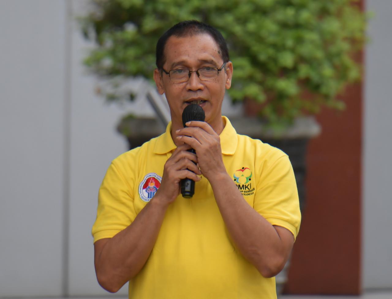 Sekretaris Umum Perhimpunan Masyarakat Kebugaran Indonesia (PMKI) Sambiono mengucapkan terima kasih kepada Kemenpora yang sudah melaksanakan senam di Jumat Krida ini.  Hal ini untuk membuat masyarakat hidup sehat. (foto:bagus/kemenpora.go.id)