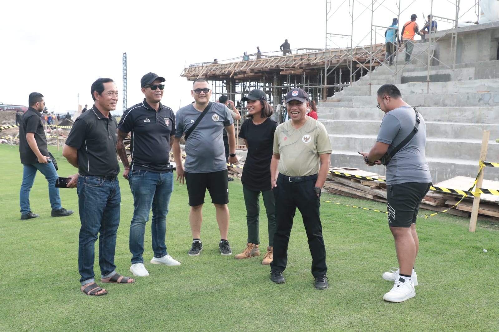 Menteri Pemuda dan Olahraga Republik Indonesia (Menpora RI) Zainudin Amali hari Sabtu (3/12) sore melihat lapanganTraining Center Bali United  (TCBU) yang dipakai latihan Timnas Senior di Pantai Purnama, Gianyer, Bali. Menpora menilai lapangan TCBU memili