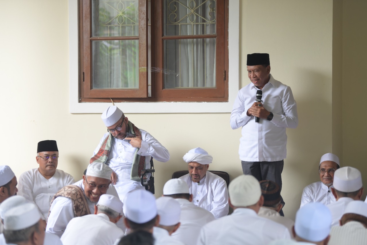 Menteri Pemuda dan Olahraga Republik Indonesia (Menpora RI) Zainudin Amali menghadiri peringatan Maulid Nabi Muhammad SAW dan Haul Almarhum Habib Muchdar bin Ahmad Alhamid ke-44/Almarhumah Aisyah Binti Sodiq Alaydrus ke-3 di Kompleks Taman Laguna, Cibu