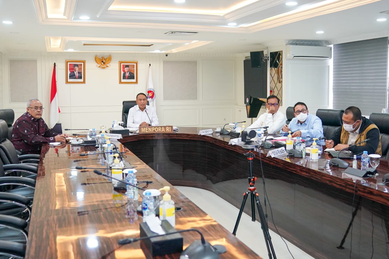 Menteri Pemuda dan Olahraga Republik Indonesia (Menpora RI) Zainudin Amali, memimpin rapat koordinasi lintas kementerian dan lembaga, dalam rangka persiapan Indonesia menjadi tuan rumah penyelenggaraan sepak bola FIFA World Cup U-20 Tahun 2023, secara Vir