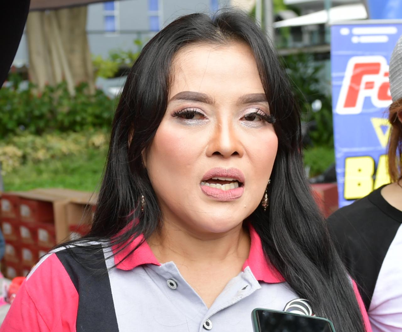 Ketua Umum Asosiasi Pengusaha Artis dan  Designer (APAD) Maya Angkasa mengaku bangga, APAD bisa dilibatkan di senam  kali ini.  Menurutnya,  selama pandemi ini  APAD jarang sekali melakukan aktivitas olahraga.(foto:bagus/kemenpora.go.id)