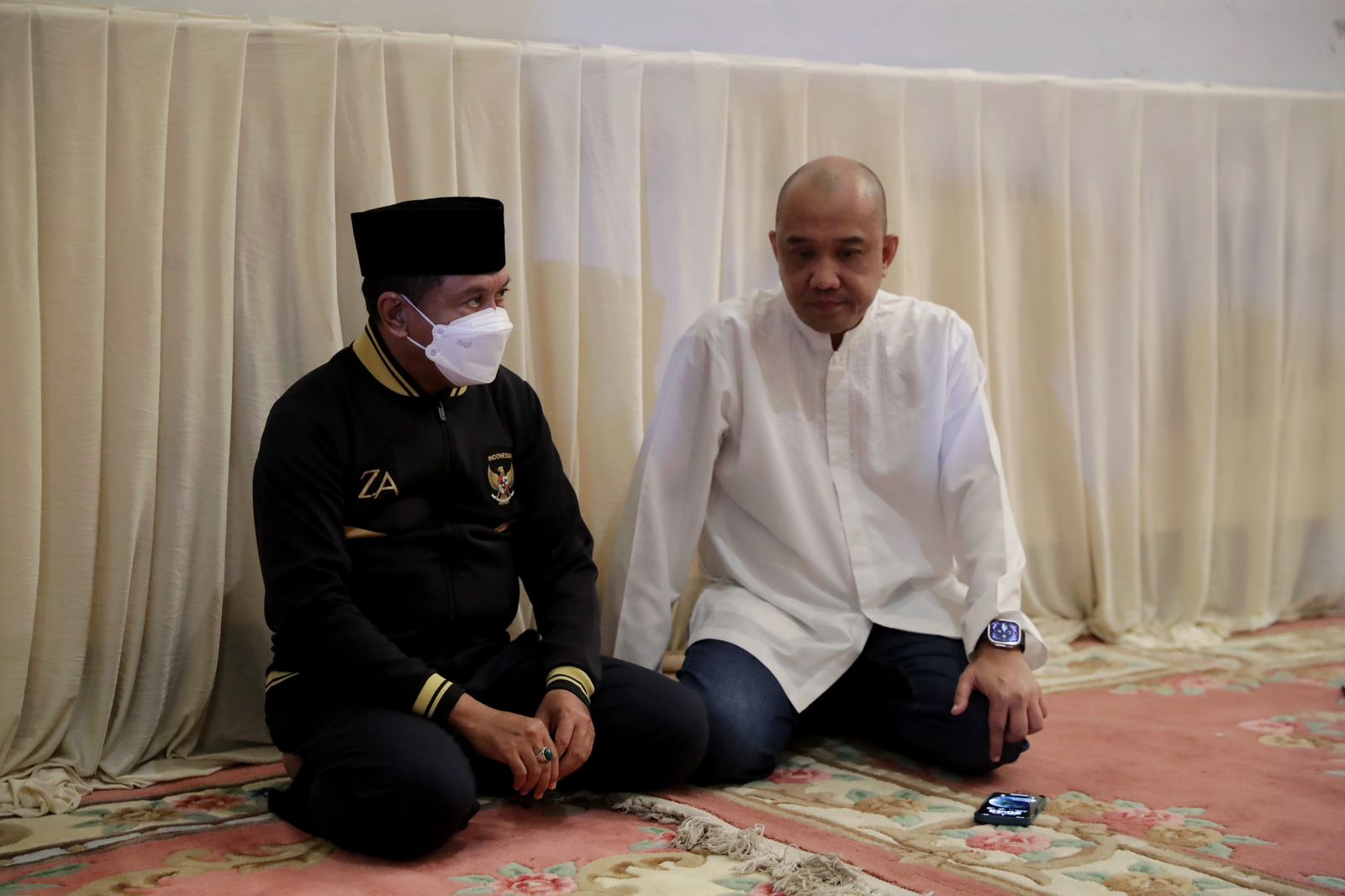 Menteri Pemuda dan Olahraga Republik Indonesia (Menpora RI) Zainudin Amali bertakziah ke rumah duka Bupati pertama Mandailing Natal (Madina), Sumatera Utara (Sumut) Amru Helmi Daulay di Medan. Almarhum menjabat Bupati Madina pada periode 2000-2010. (foto: