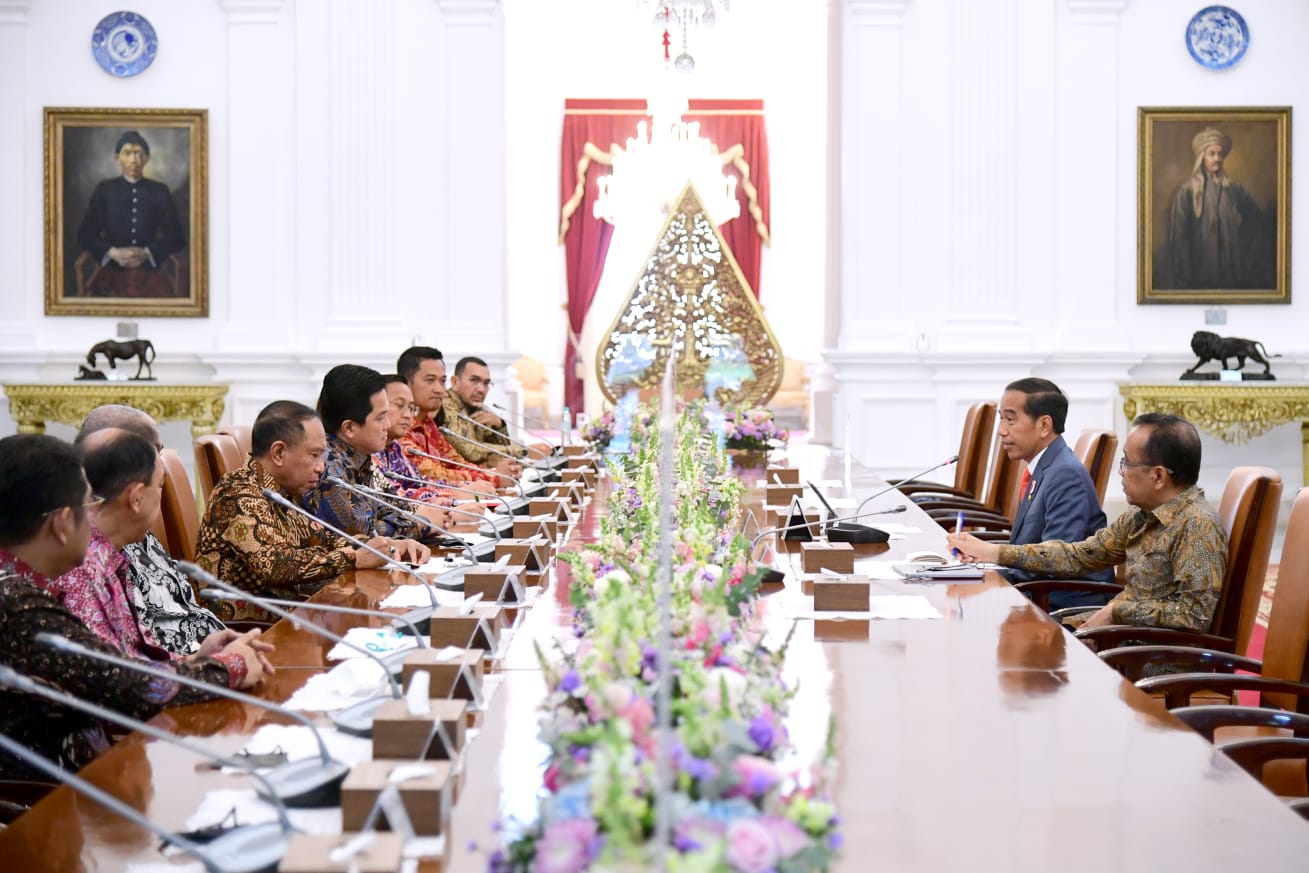 Presiden Joko Widodo menerima kunjungan pengurus baru Persatuan Sepak Bola Seluruh Indonesia (PSSI), pada Senin, 20 Februari 2023, di Istana Merdeka Jakarta. Dalam pertemuan tersebut, Kepala Negara memberikan sejumlah masukan kepada PSSI terkait transform