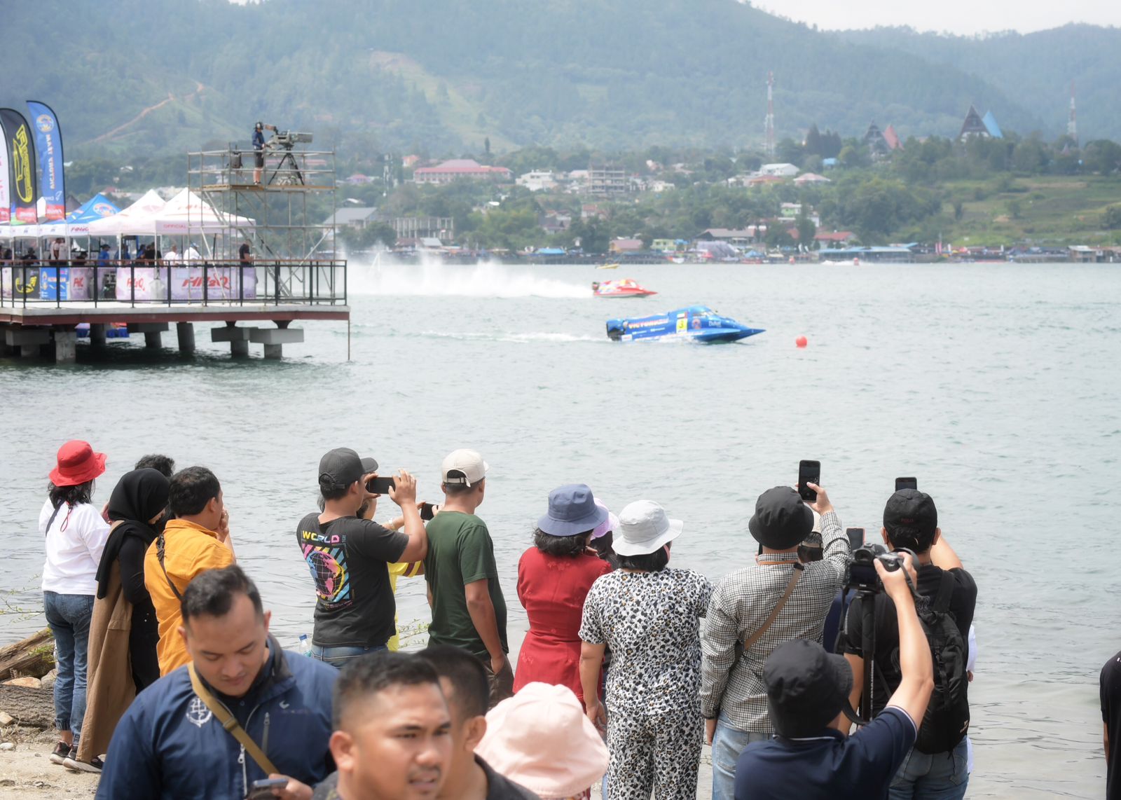 Masyarakat di kawasan Danau Toba, Sumatera Utara sangat antusias menyaksikan sesi latihan para pembalap F1 Powerboat. Mereka memadati venue utama yang terletak di Lapangan Sisingamangaraja atau Pelabuhan Mulia Raja Napitupulu. (foto:raiky/kemenpora.go.id)