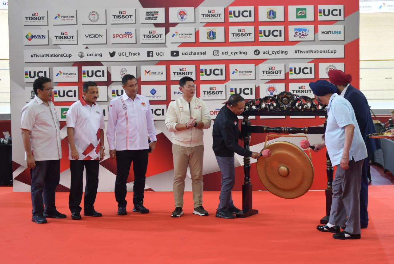 Menteri Pemuda dan Olahraga Republik Indonesia (Menpora RI) Zainudin Amali secara resmi membuka seri pertama balapan Sepeda Track tingkat dunia Jakarta Track Nations Cup 2023 atau TISSOT UCI Track Nations Cup 2023 di Jakarta International Velodrome, Jumat