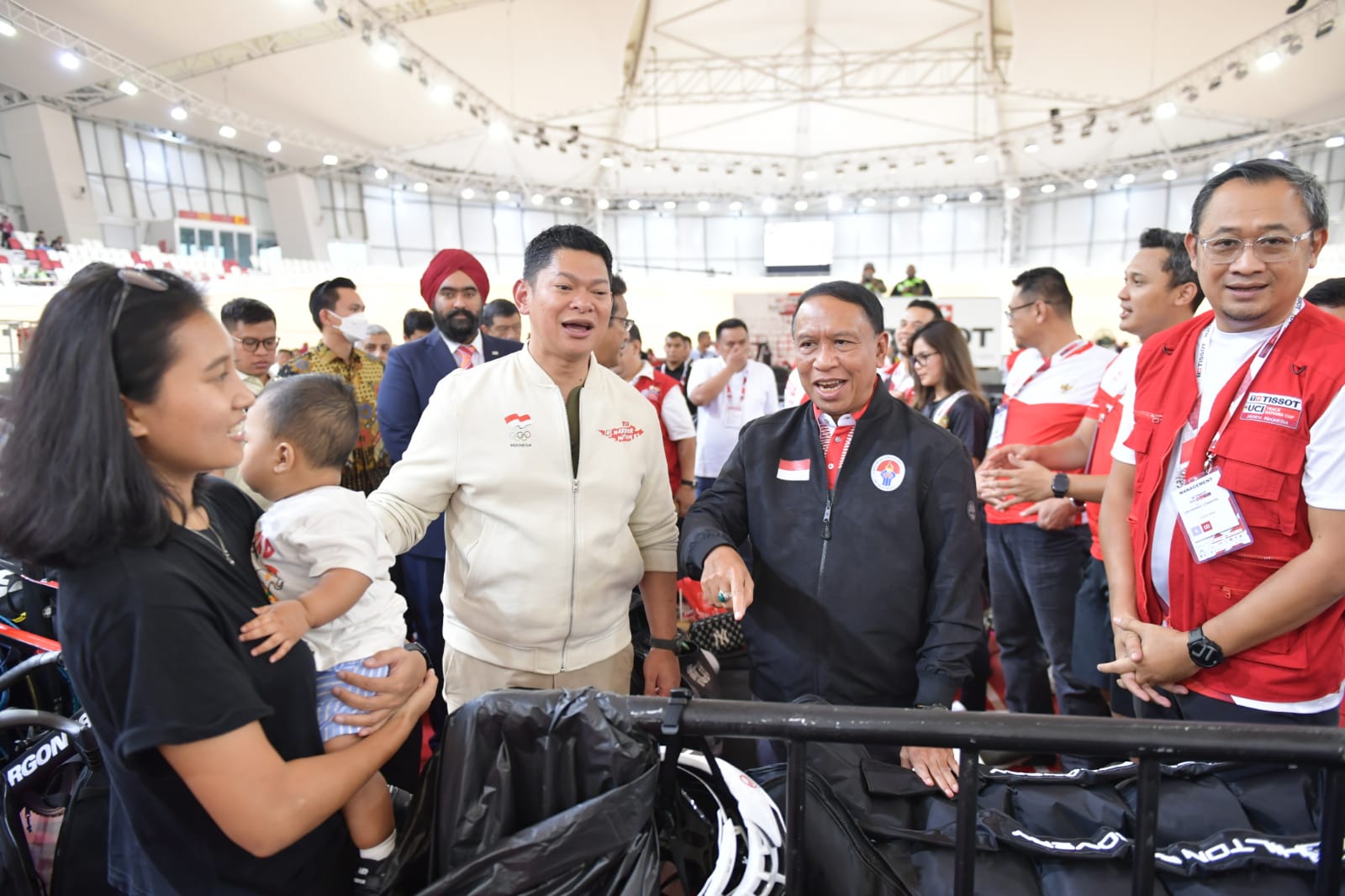 Menteri Pemuda dan Olahraga Republik Indonesia (Menpora RI), Zainudin Amali memberikan semangat kepada atlet sepeda Indonesia usai membuka Tissot UCI Track Nation Cup 2023, Jumat (24/2) di Jakarta International Velodrome.(foto:bagus/kemenpora.go.id)