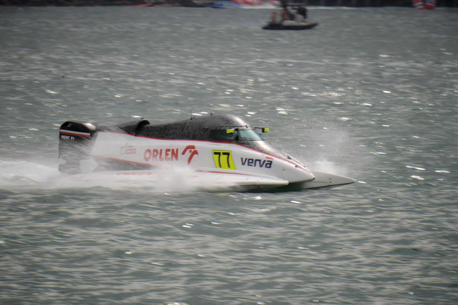 Kualifikasi F1 Powerboat Danau Toba 2023 sudah dilaksanakan. Sang juara bertahan Shaun Torente berhasil menjadi yang tercepat sehingga berhasil mengamankan pole position. (foto:raiky/kemenpora.go.id)