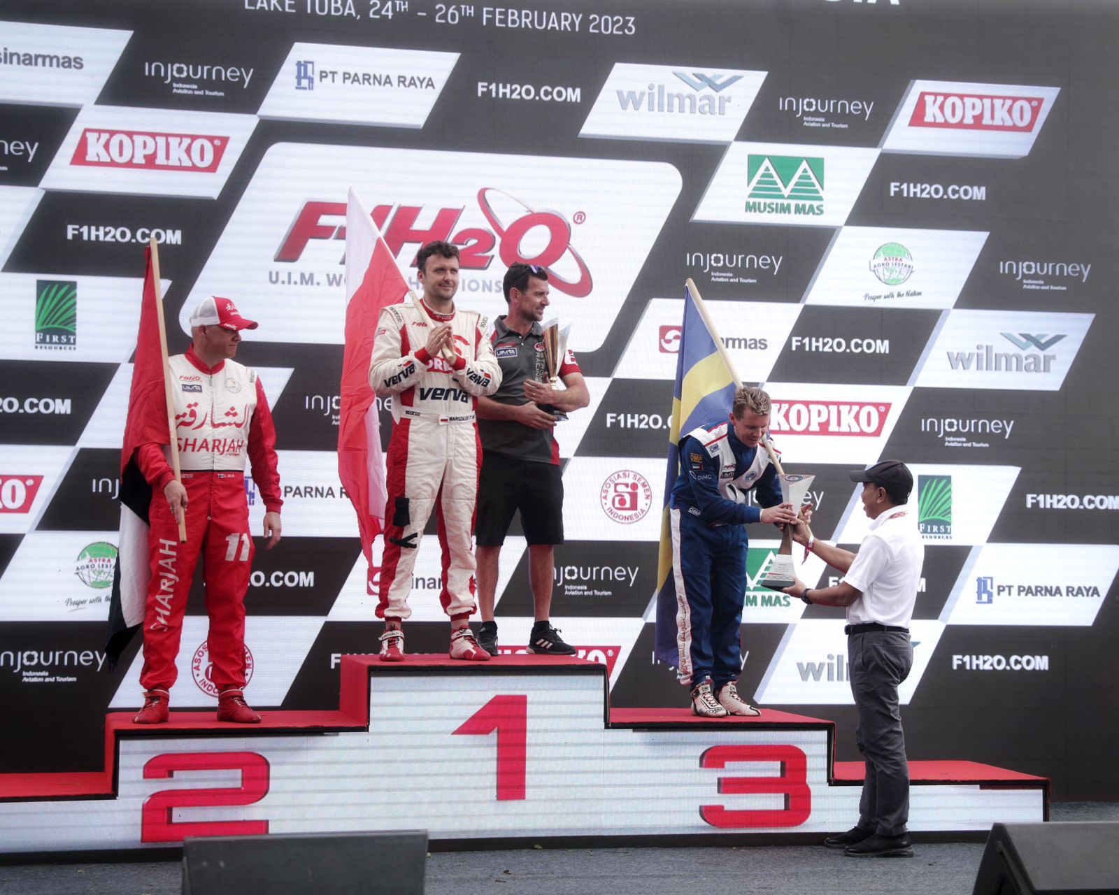 Menteri Pemuda dan Olahraga Republik Indonesia (Menpora RI) Zainudin Amali menyerahkan trofi kepada juara ketiga pada race pertama ajang F1 Powerboat Danau Toba 2023, Minggu (26/2). Adapun juara ketiga dalam ajang kelas dunia ini adalah Eril Stark asal ti