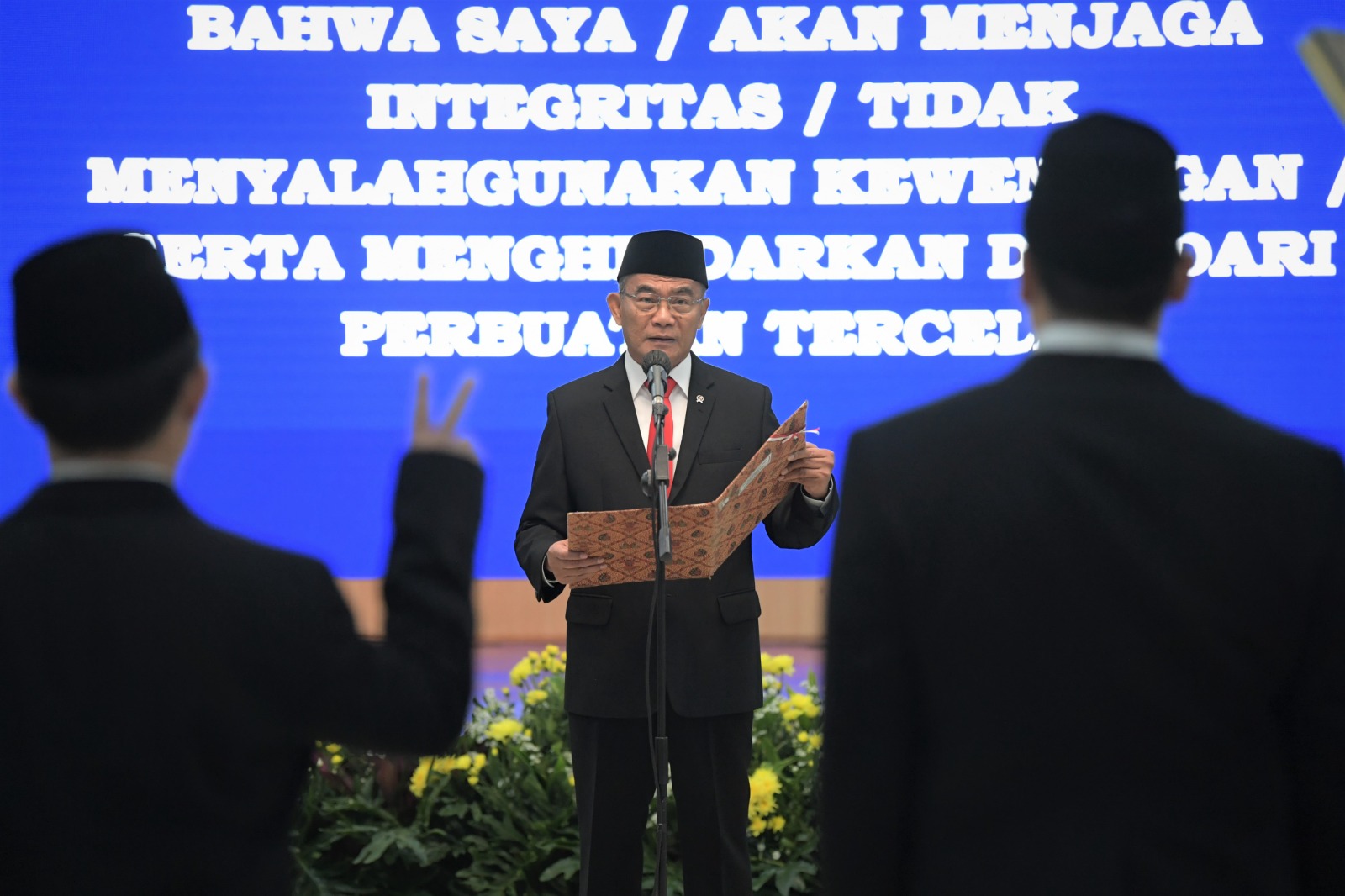 Pelaksana tugas (Plt) Menteri Pemuda dan Olahraga Republik Indonesia (Menpora RI) Muhadjir Effendy meminta dua pejabat yang baru saja dilantik yakni Deputi Peningkatan Prestasi Olahraga Kemenpora Surono dan Staf Ahli Bidang Inovasi Kepemudaan dan Keolahra