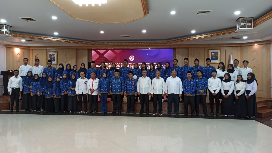 Sekretaris Kementerian Pemuda dan Olahraga (Sesmenpora) Gunawan Suswantoro hari Senin (3/4) pagi melakukan Pengambilan Sumpah Pegawai Negeri Sipil dan Penyerahan Surat Keputusan Calon Pegawai Negeri Sipil Formasi PKN STAN di Lingkungan Kemenpora. (foto:is