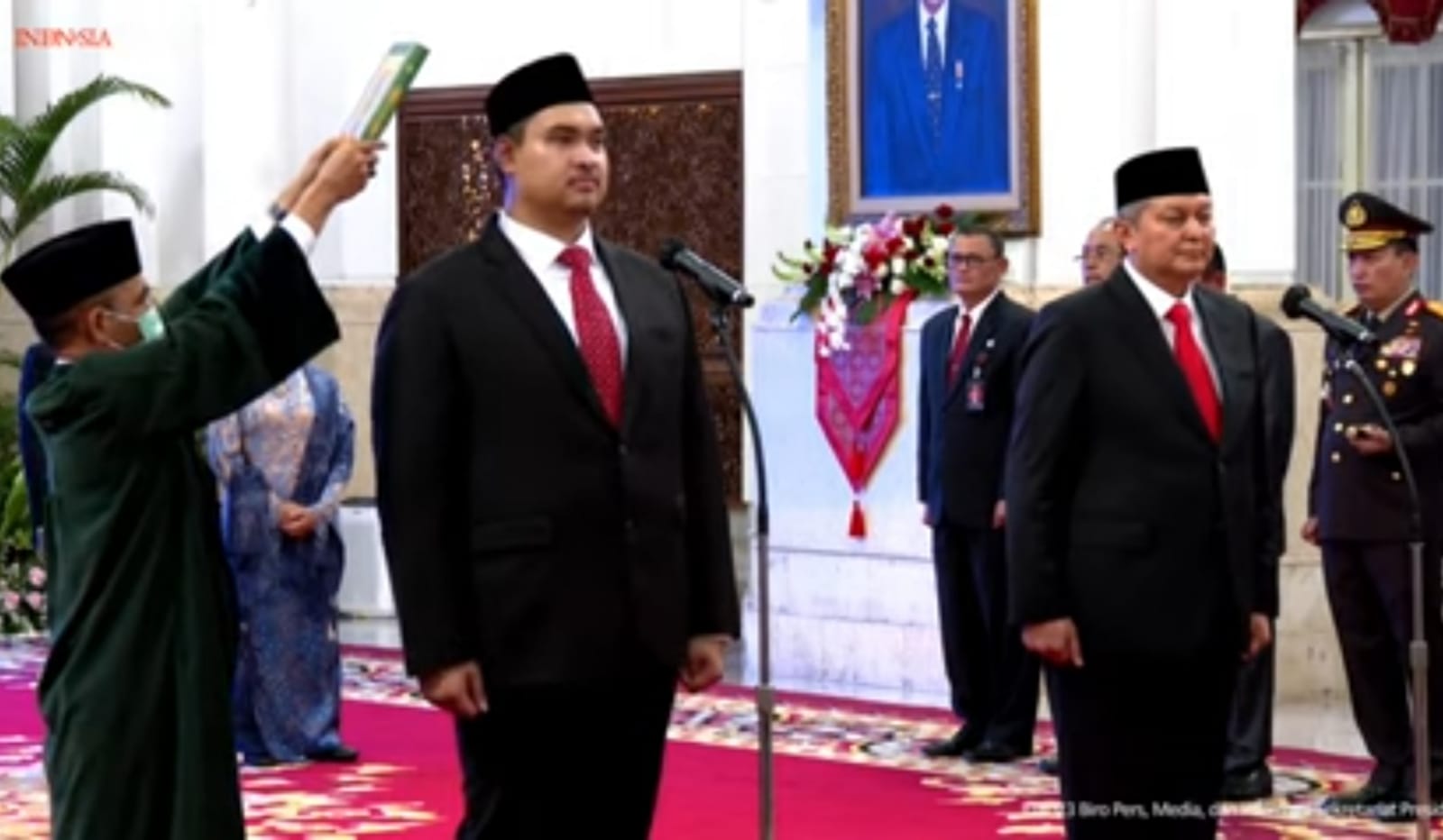 Presiden RI Jokowi (Jokowi) resmi melantik Ario Bimo Nandito Ariotedjo atau yang biasa dipanggil Dito Ariotedjo sebagai Menteri Pemuda dan Olahraga (Menpora) yang baru pada Senin (3/4) petang ini di Istana Negara, Jakarta Pusat.(foto:istimewa)