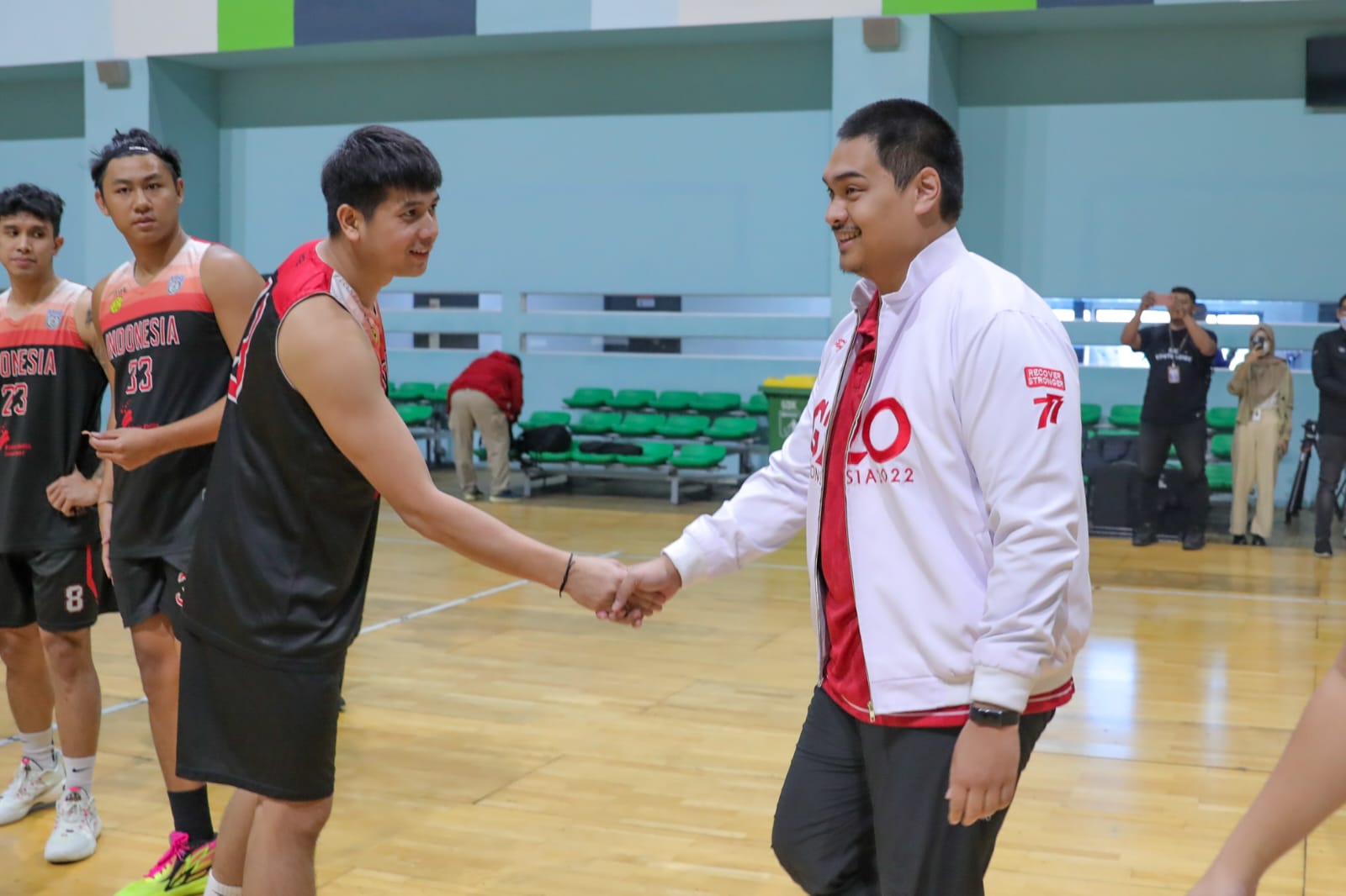 Menteri Pemuda dan Olahraga Republik Indonesia (Menpora RI) Dito Ariotedjo meninjau pelatnas Timnas Basket 3x3 Putra di GBK Arena, Senayan, Jakarta, Selasa (11/4). Menpora Dito memotivasi para pebasket Indonesia agar bisa meraih prestasi terbaik di ajang 