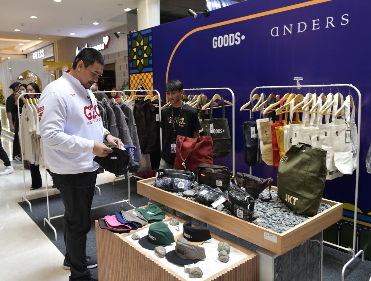 Menteri Pemuda dan Olahraga Republik Indonesia (Menpora RI) Dito Ariotedjo, mengapresiasi Bazar Bangga Boeatan Indonesia di lantai dasar Mall Kota Kasablanka Kuningan, Jakarta. Menpora Dito ingin tingkatkan enterprenuer Indonesia go internasional dengan g