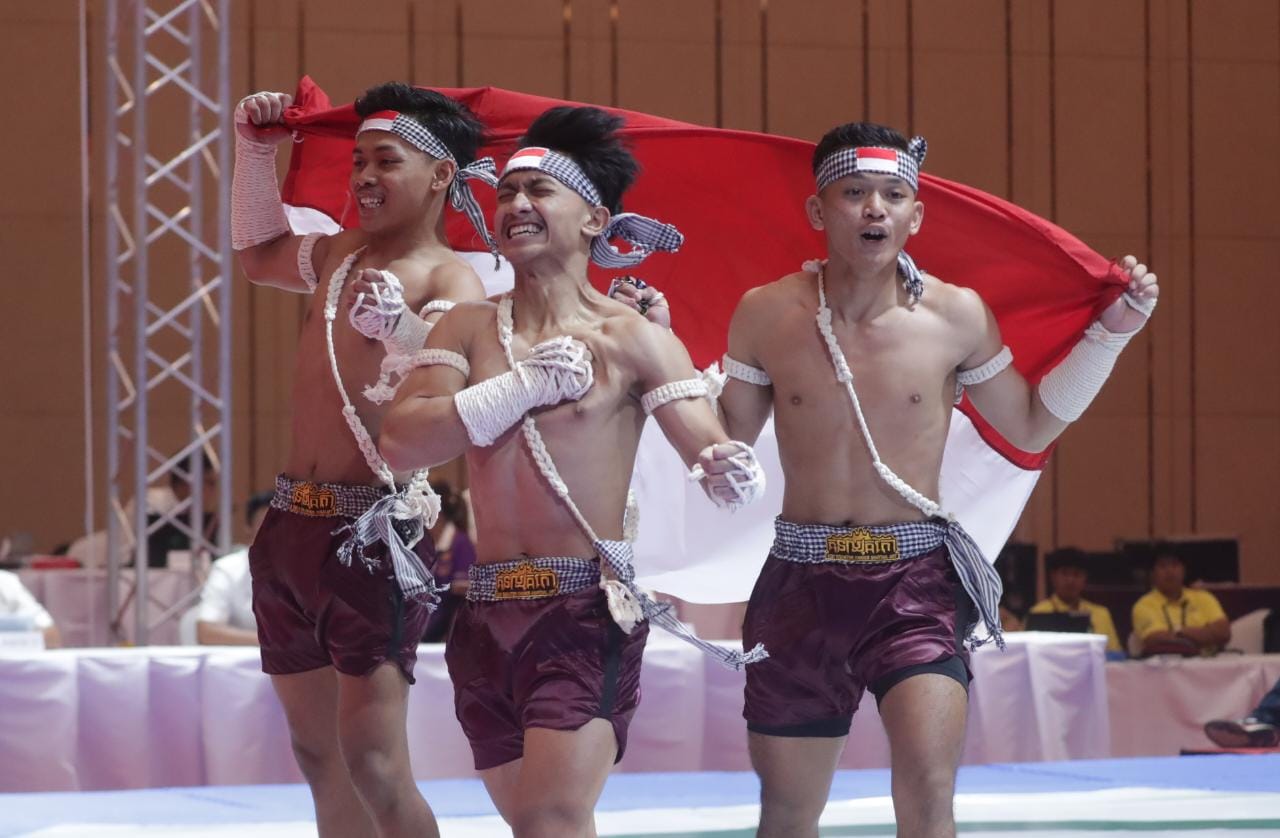 Cabang olahraga Kun Bokator menambah dua emas untuk kontingen Indonesia di SEA Games 2023 Kamboja. Tambahan emas dari tim Kun Bokator ini jadi emas ke-19 yang didapat tim Merah Putih. (foto:egan/kemenpora.go.id)