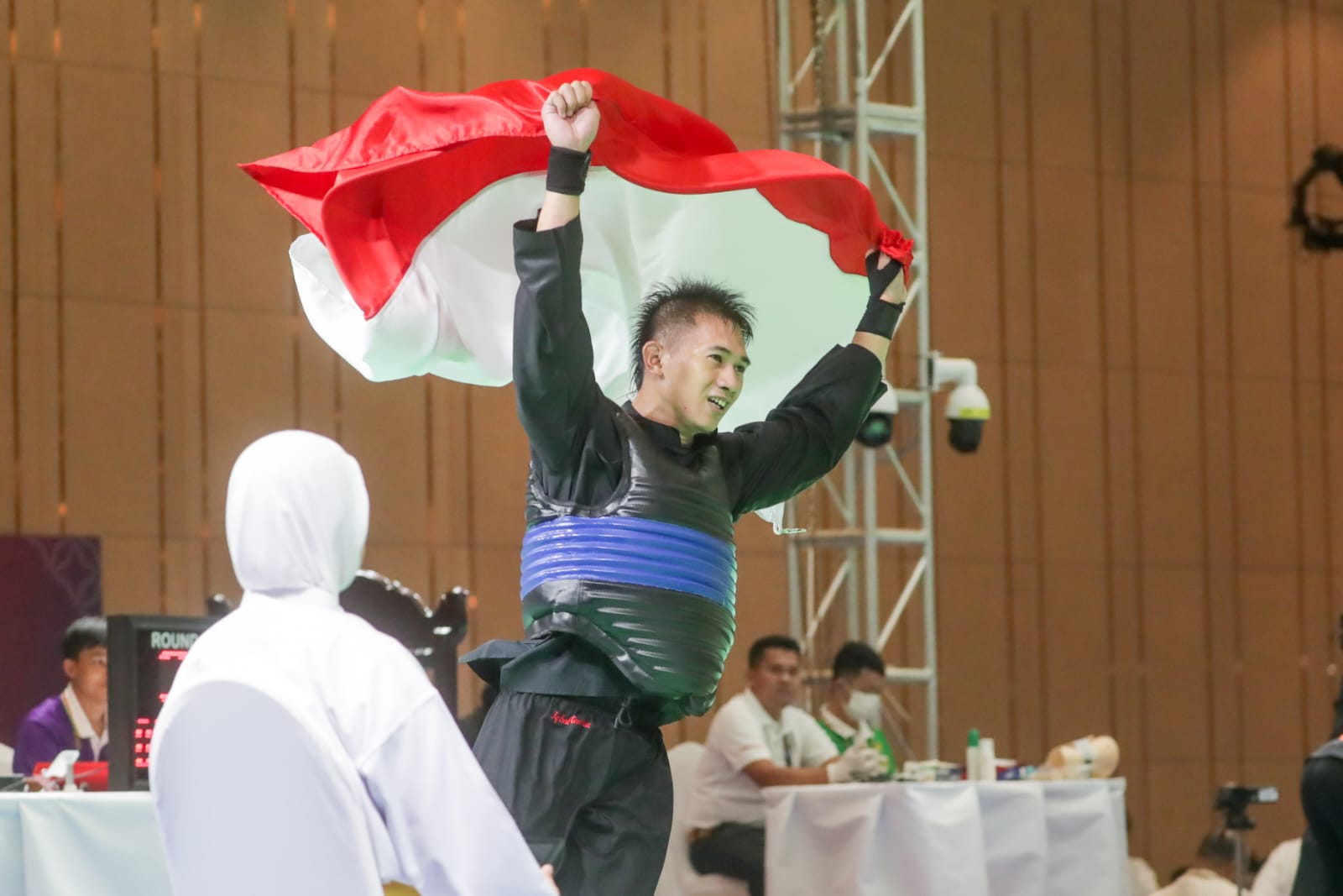 Pencak silat menambah medali emas untuk kontingen Indonesa di SEA Games 2023 Kamboja. Emas diraih Iqbal Candra usai mengandaskan perlawanan dari wakil Malaysia Mohd. Shahrul dari nomor kelas F putra.(foto:egan/kemenpora.go.id)