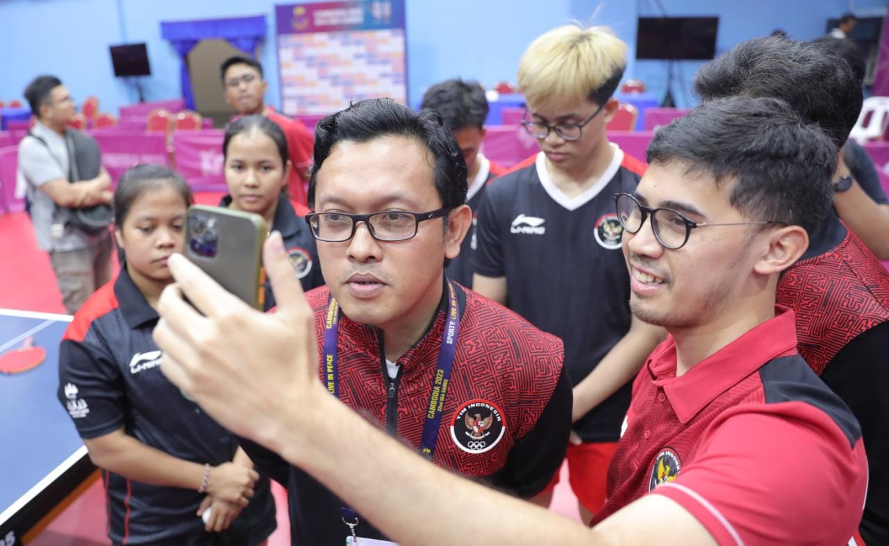 Menteri Pemuda dan Olahraga Republik Indonesia (Menpora RI) Dito Ariotedjo memberi semangat dan motivasi kepada tim tenis meja yang berlaga di SEA Games 2023 Kamboja. Motivasi ini disampaikan Menpora Dito secara virtual disela para atlet melakukan latihan