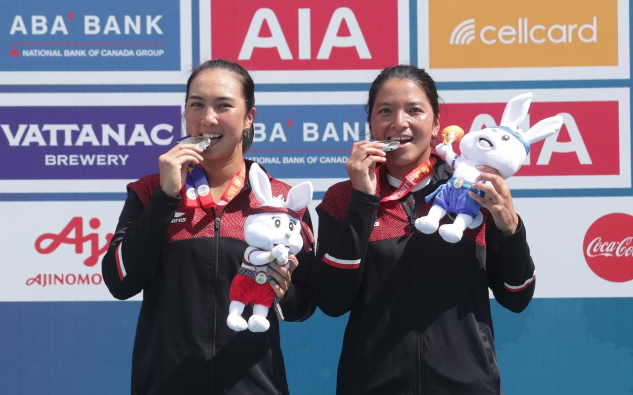Tenis ganda putri Indonesia, Aldila Sutjiadi/Jessy Rompies menyumbang medali perak untuk tim kontingen Merah Putih di SEA Games 2023 Kamboja. Mereka harus puas di posisi runner up usai takluk dari wakil Thailand Peangtarn/Luksika Kumkhum.(foto:egan/kemenp