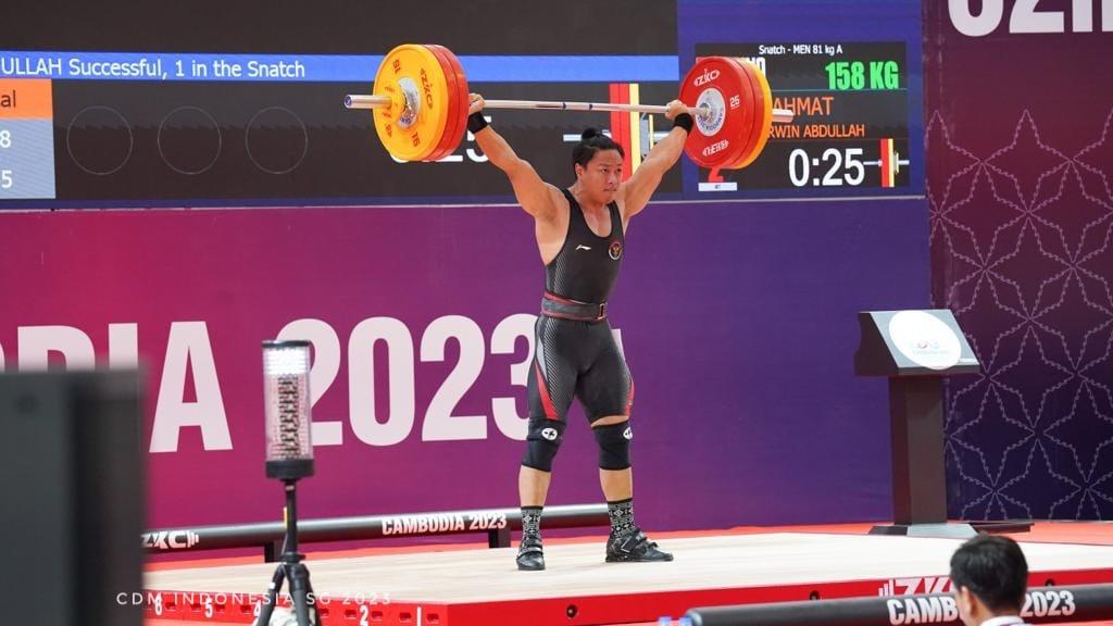 Catatan dan prestasi positif kembali diukir Lifter Tim Indonesia, Rahmat Erwin Abdullah. Rahmat berhasil tampil apik di kelas 81 kg putra cabang olahraga (cabor) angkat besi SEA Games 2023 Kamboja dengan meraih emas sekaligus memecahkan tiga rekor dalam p