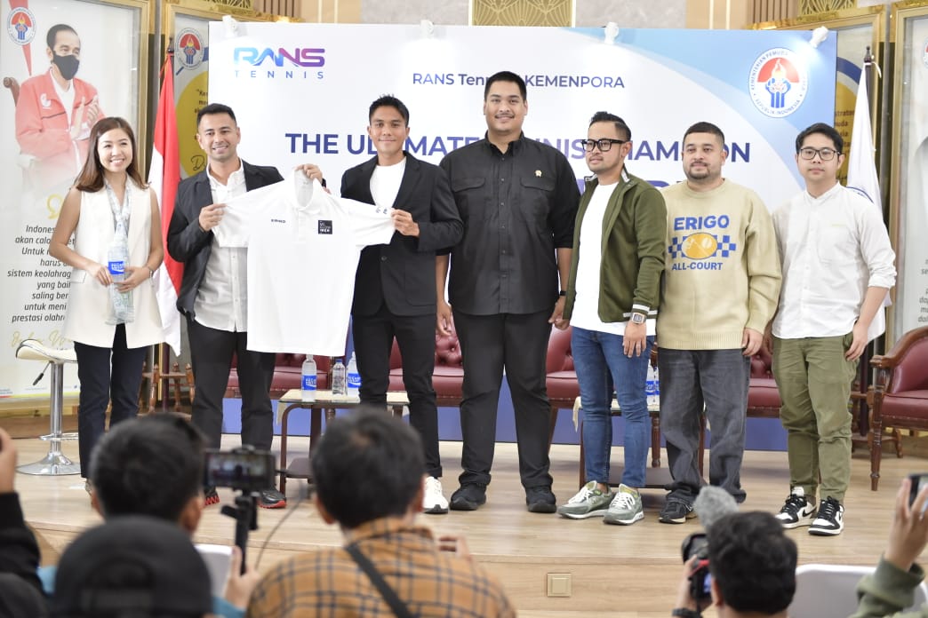 Raffi Ahmad selaku pengusaha muda pendiri perusahaan RANS Sportainment kembali mendukung perkembangan olahraga tanah air. Usai fokus di sepak bola dan basket, kali ini melalui RANS Tenis menggandengan petenis putra Indonesia M. Rifqi Fitriadi.(foto:bagus/