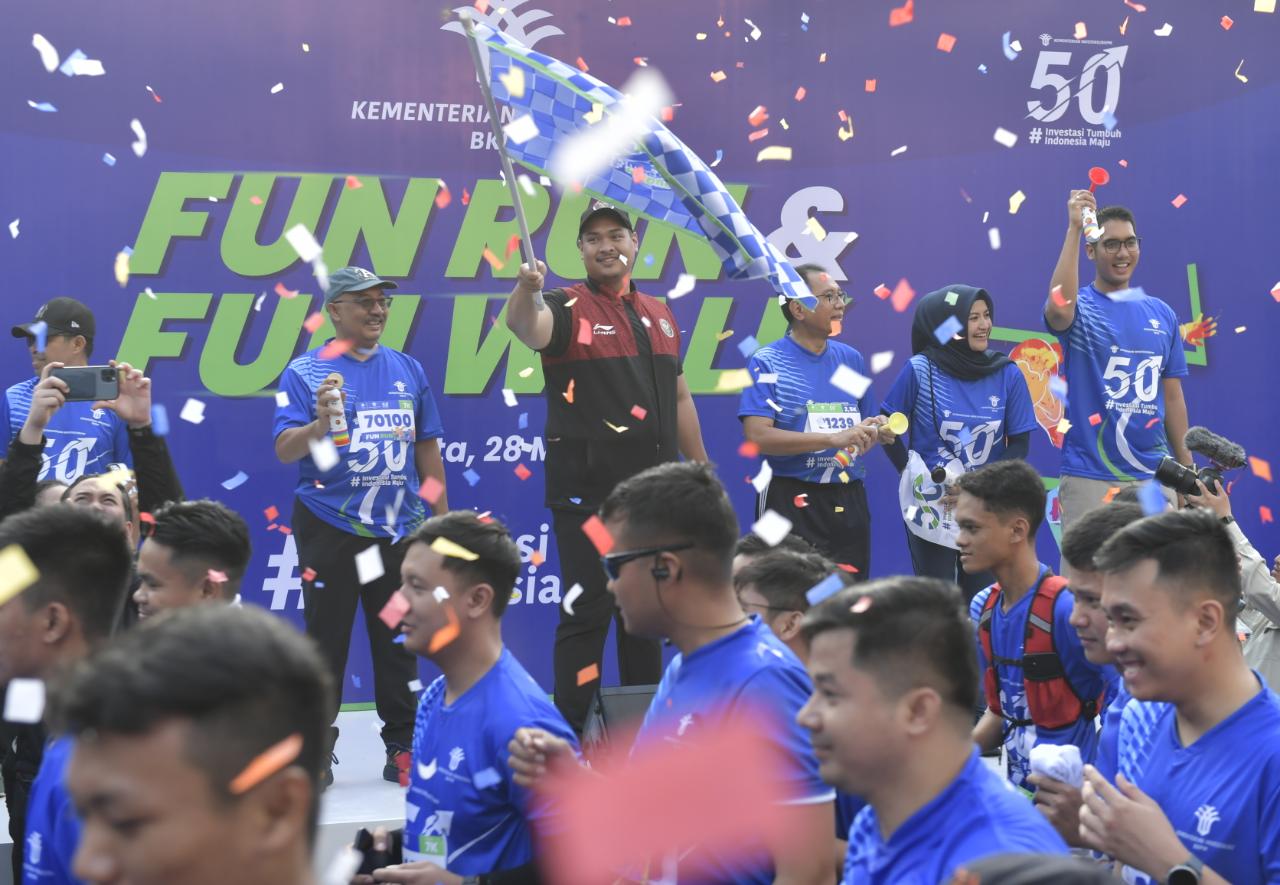 Menteri Pemuda dan Olahraga Republik Indonesia (Menpora RI) Dito Ariotedjo melepas ribuan peserta Fun Run dan Fun Walk HUT Kementerian Investasi/Badan Koordinasi Penanaman Modal (BKPM) Ke-50 di Kantor Kementerian Investasi/BKPM, Minggu (28/5) pagi.(foto:b