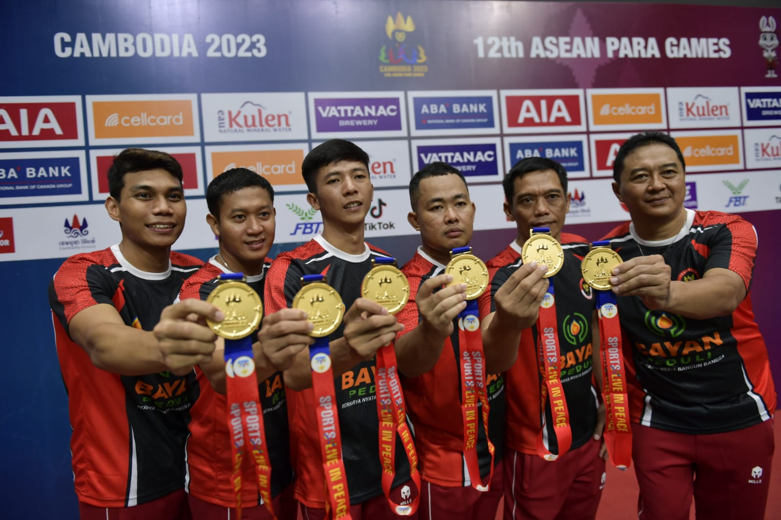Indonesia berhasil meraih medali emas perdananya di Asean Para Games 2023 Kamboja melalui tim beregu putra para badminton. Indonesia unggul 2-1 atas Malaysia. Laga final berlangsung di Morodok Techno Badminton Hall, Phnom Penh, Kamboja.(foto:bagus/kemenpo