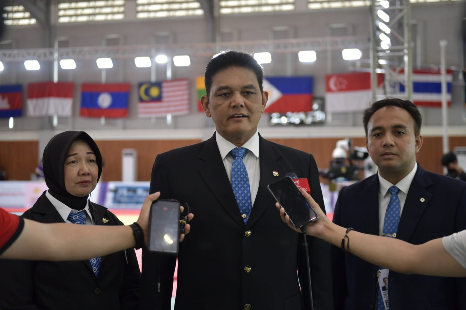 Salah satu wasit dalam pertandingan para judo Asean Para Games ke-12 di Kamboja ada yang berasal dari Indonesia. Mereka adalah Perry Pantouw dan Yasmina R. Sinandra. Keduanya mengaku terkesan dengan perjuangan atlet para judo tanah air yang berjuang keras