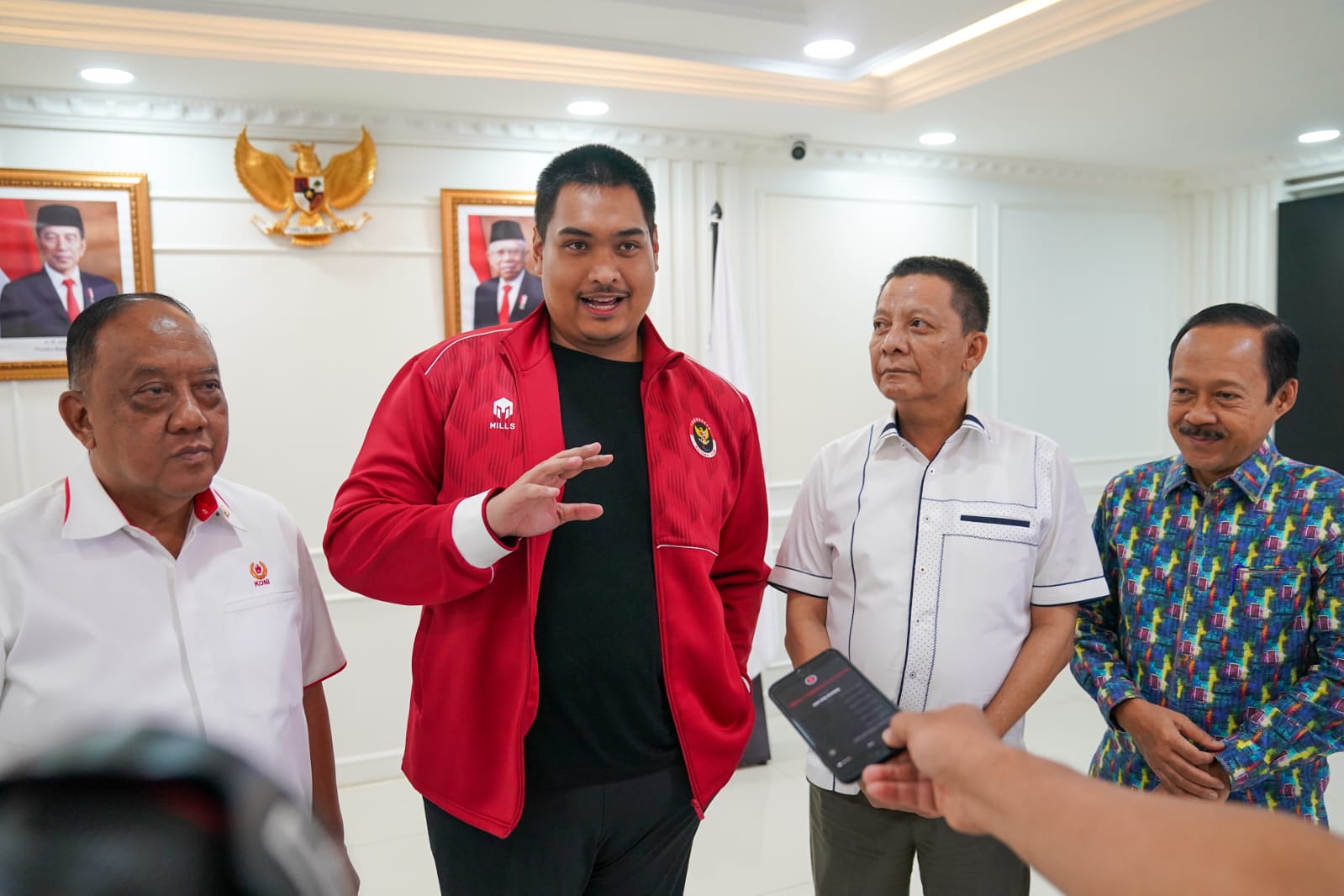 Menteri Pemuda dan Olahraga Republik Indonesia (Menpora RI) Dito Ariotedjo menerima Ketua Umum KONI Pusat Marciano Norman beserta Penjabat Gubernur Aceh Achmad Marzuki dan Sekda Sumut Arief Sudarto Trinugroho di Kemenpora, Jakarta, Rabu (7/6). Pertemuan i