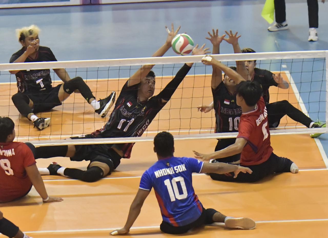 Tim sitting volleyball putra Indonesia memastikan satu tiket ke babak final bertemu dengan Thailand. Kepastian ini usai tim Merah Putih berhasil membungkam tuan rumah Kamboja 3-2 di babak semi final yang digelar di Elephant Hall, Morodok Techo, Phnom Penh