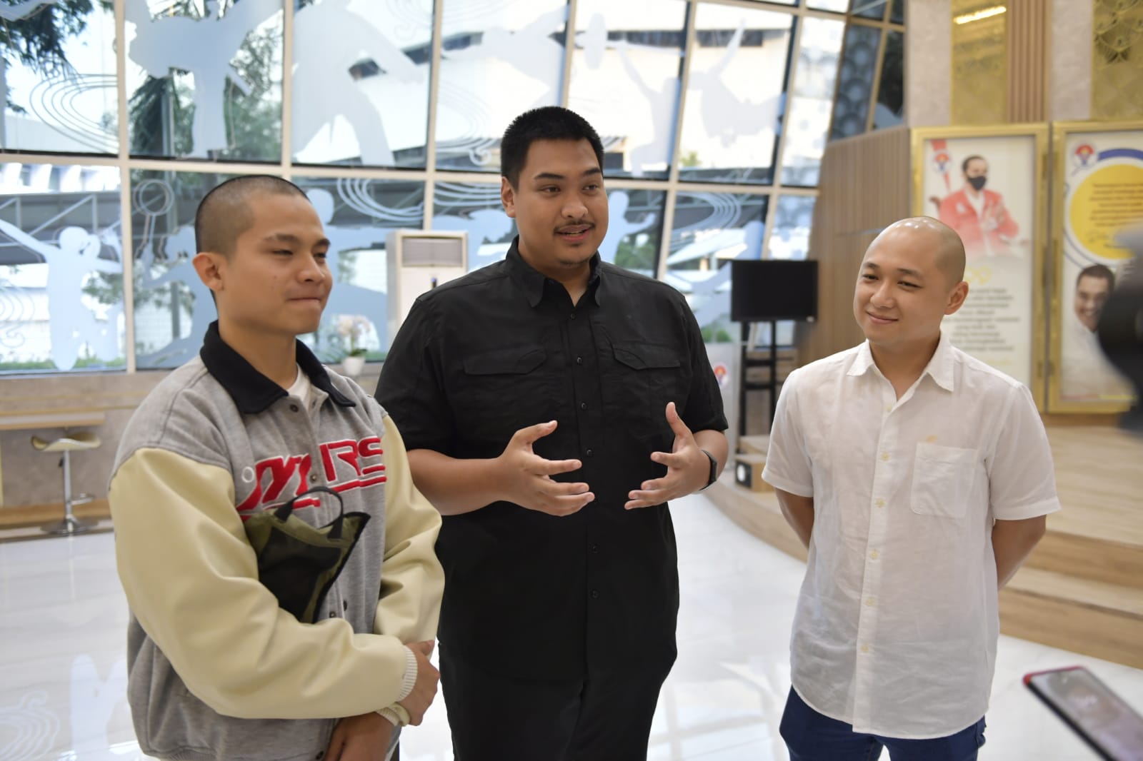 Menteri Pemuda dan Olahraga Republik Indonesia (Menpora RI) Dito Ariotedjo cukup bangga promotor tinju Indonesia, Founder dan CEO Byon Combat Sport Yosua Marcellos dan Co-Founder Holywings Ivan Tanjaya hadir di Kantor Kemenpora, Selasa (13/6) sore. (foto: