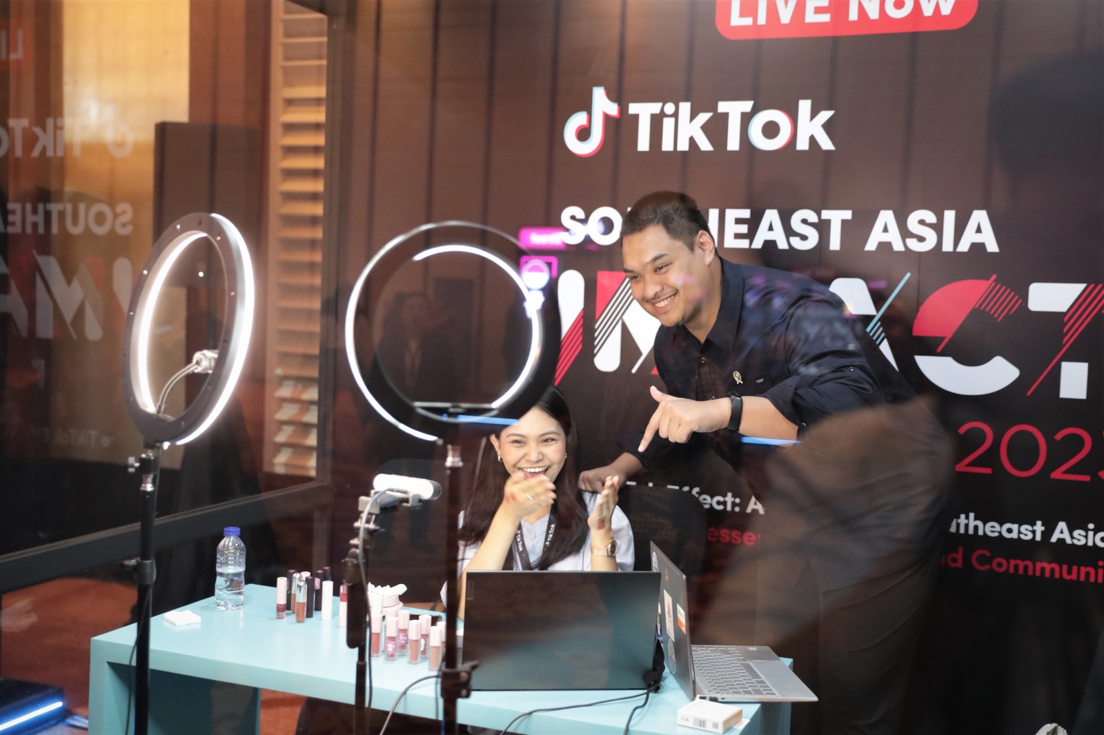 Menteri Pemuda dan Olahraga Republik Indonesia (Menpora RI) Dito Ariotedjo, menghadiri pameran TikTok Southeast Asia Impact Forum 2023, The TikTok Effect: Accelerating Southeast Asia's Bussinesses, Education and Community. Menpora berharap investasi dan k