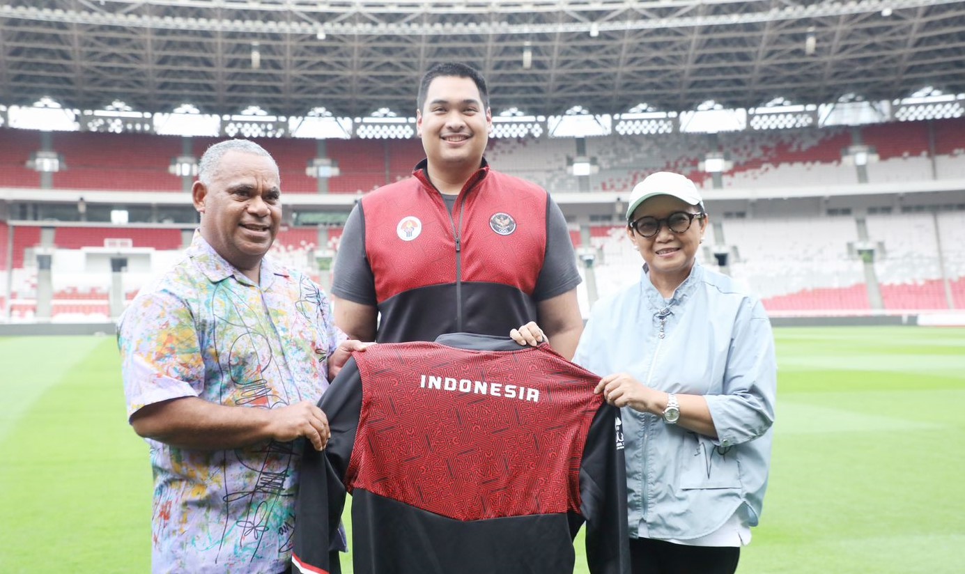  Menteri Pemuda dan Olahraga Republik Indonesia (Menpora RI) Dito Ariotedjo mendampingi Menteri Luar Negeri Republik Indonesia (Menlu RI) Retno Lestari Priansari Marsudi, mengadakan pertemuan dengan Menlu Republik Vanuatu Jotham Napat, di Stadion Utama Ge
