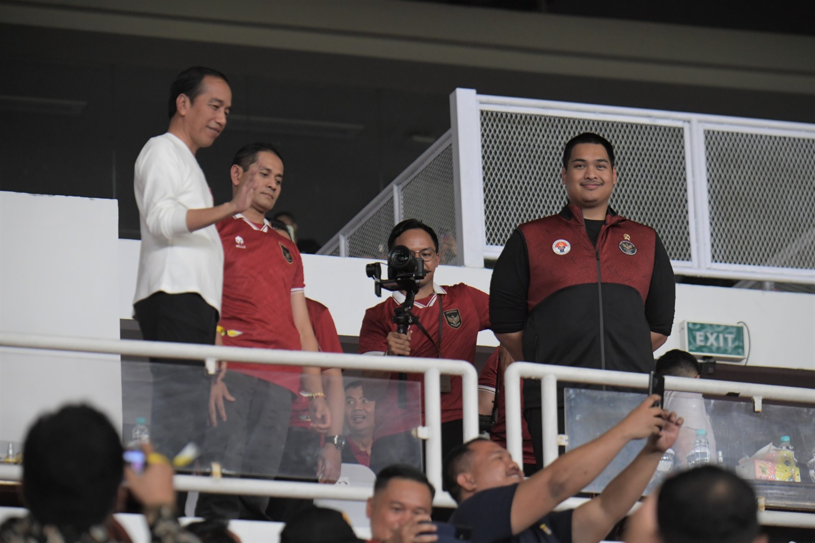 Menteri Pemuda dan Olahraga Republik Indonesia (Menpora RI) Dito Ariotedjo mendampingi Presiden Joko Widodo, menyaksikan pertandingan laga uji coba FIFA Matchday antara Indonesia vs Argentina di Stadion Utama Gelora Bung Karno (SUGBK) Senayan, Jakarta, Se