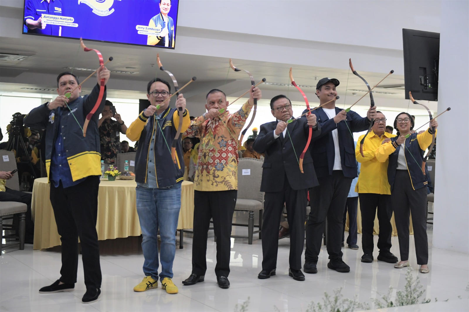 Menteri Pemuda dan Olahraga Republik Indonesia (Menpora RI) Dito Ariotedjo menghadiri peringatan hari ulang tahun (HUT) Angkatan Pemuda Pembaharuan Indonesia (AMPI) yang ke-45 di Kantor DPP Partai Golkar, Jakarta, Rabu (28/6). Menpora Dito berpesan kepada