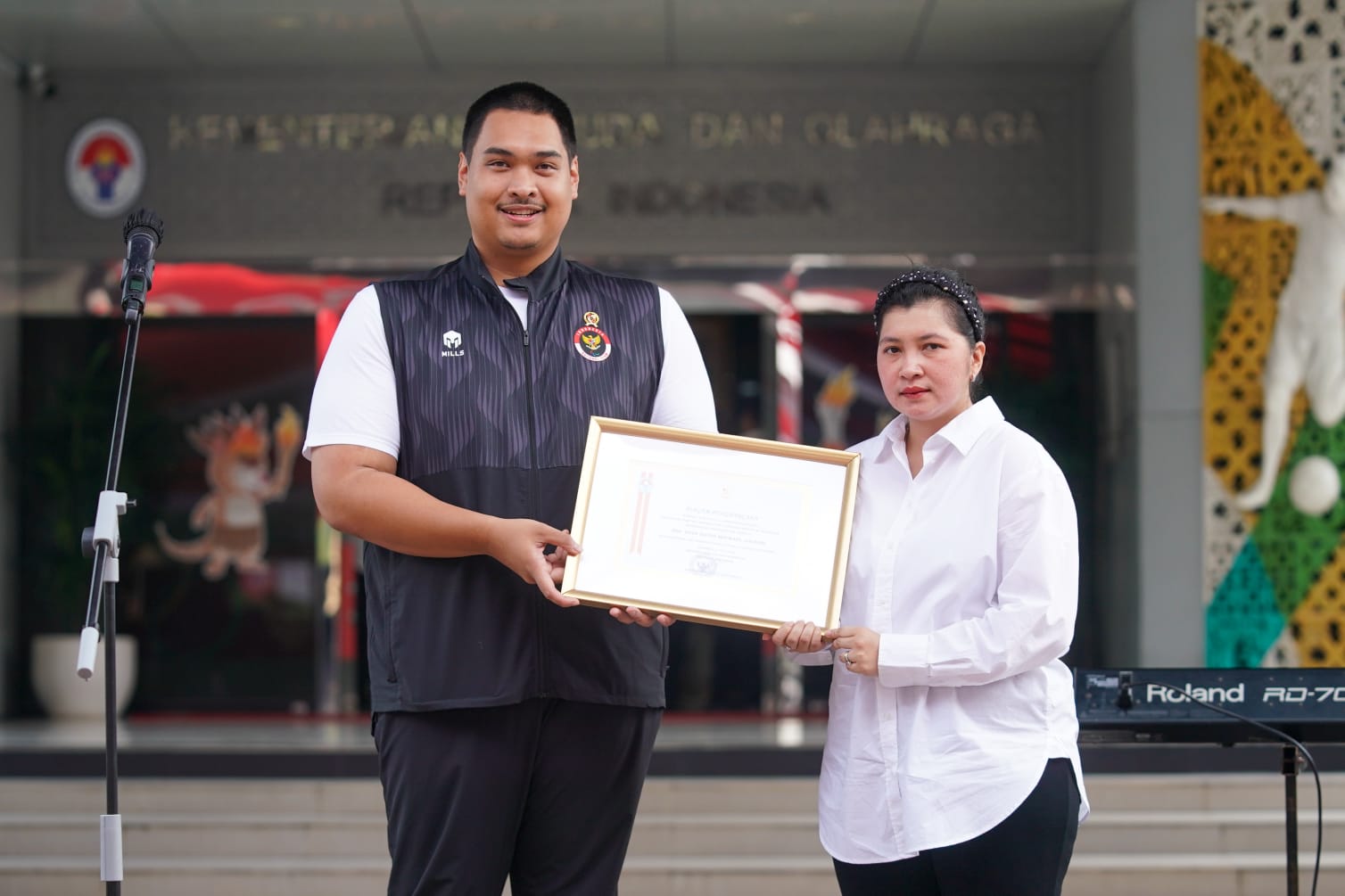 Menteri Pemuda dan Olahraga Republik Indonesia (Menpora RI) Dito Ariotedjo, memberikan penghargaan dan apresiasi kepada mendiang atlet para tenis meja Dian David Mickael Jacobs atau yang dikenal dengan David Jacobs di Kantor Kemenpora, Jakarta.(foto:egan/