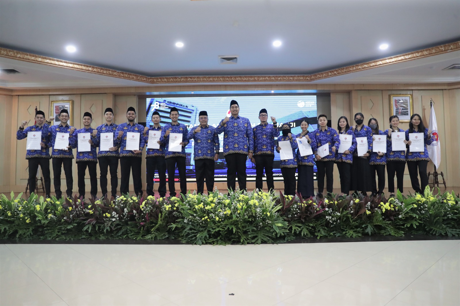 Sebanyak 27 atlet berprestasi resmi diangkat menjadi Pegawai Negeri Sipil (PNS) di Lingkungan Kementerian Pemuda dan Olahraga (Kemenpora) pada Rabu (5/7) malam. Adapun 27 atlet ini terdiri dari cabor senam 1 orang, angkat besi 1 orang, tenis 2 orang, wush