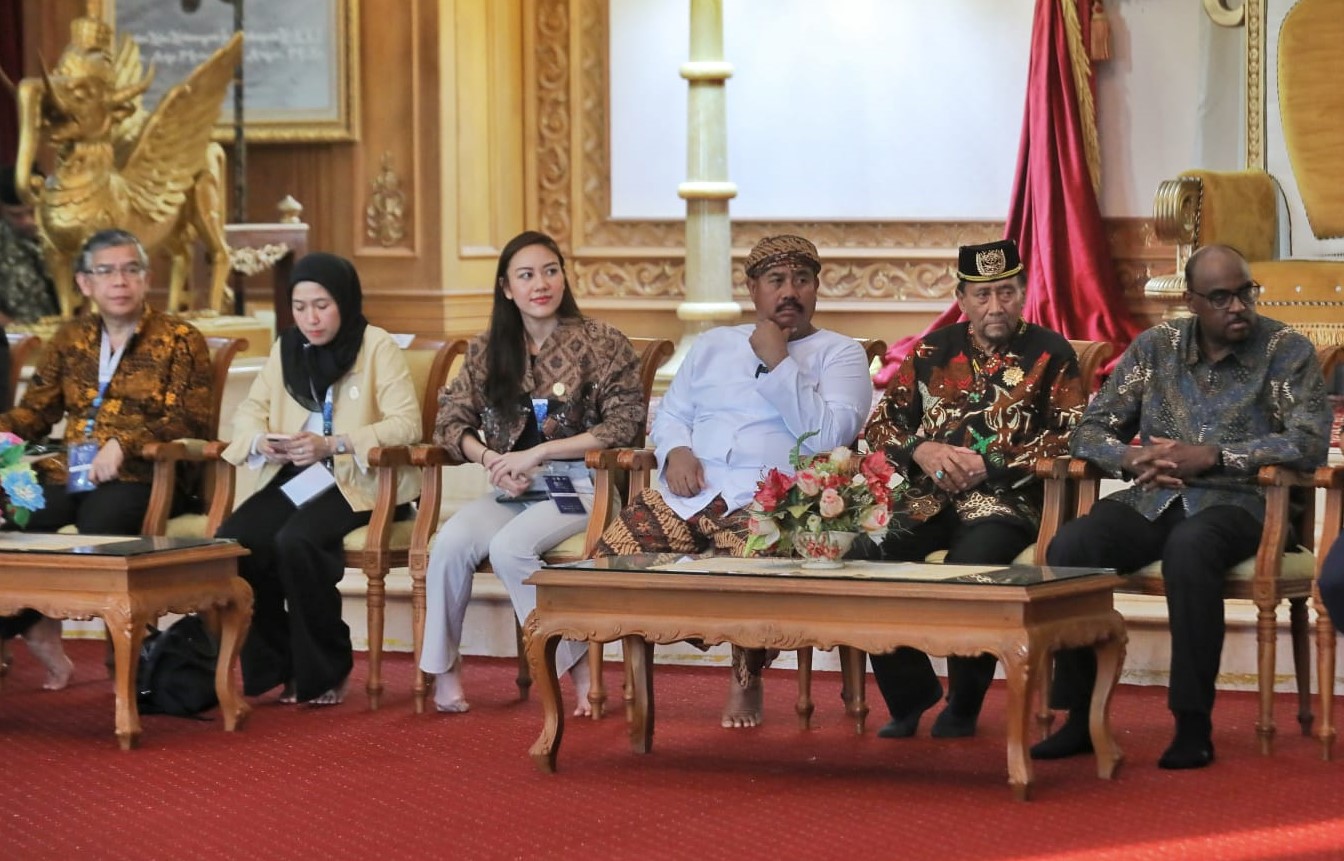 Delegasi peserta Organization Islamic Cooperation - Cultural Activity (OIC-CA) 2023 mendapat sambutan hangat dari Bupati Kutai Kartanegara Edi Damansyah dan Sultan Kutai Kartanegara Ing Martadipura Sultan Adji Muhammad Arifin saat tiba di Masjid Agung Sul