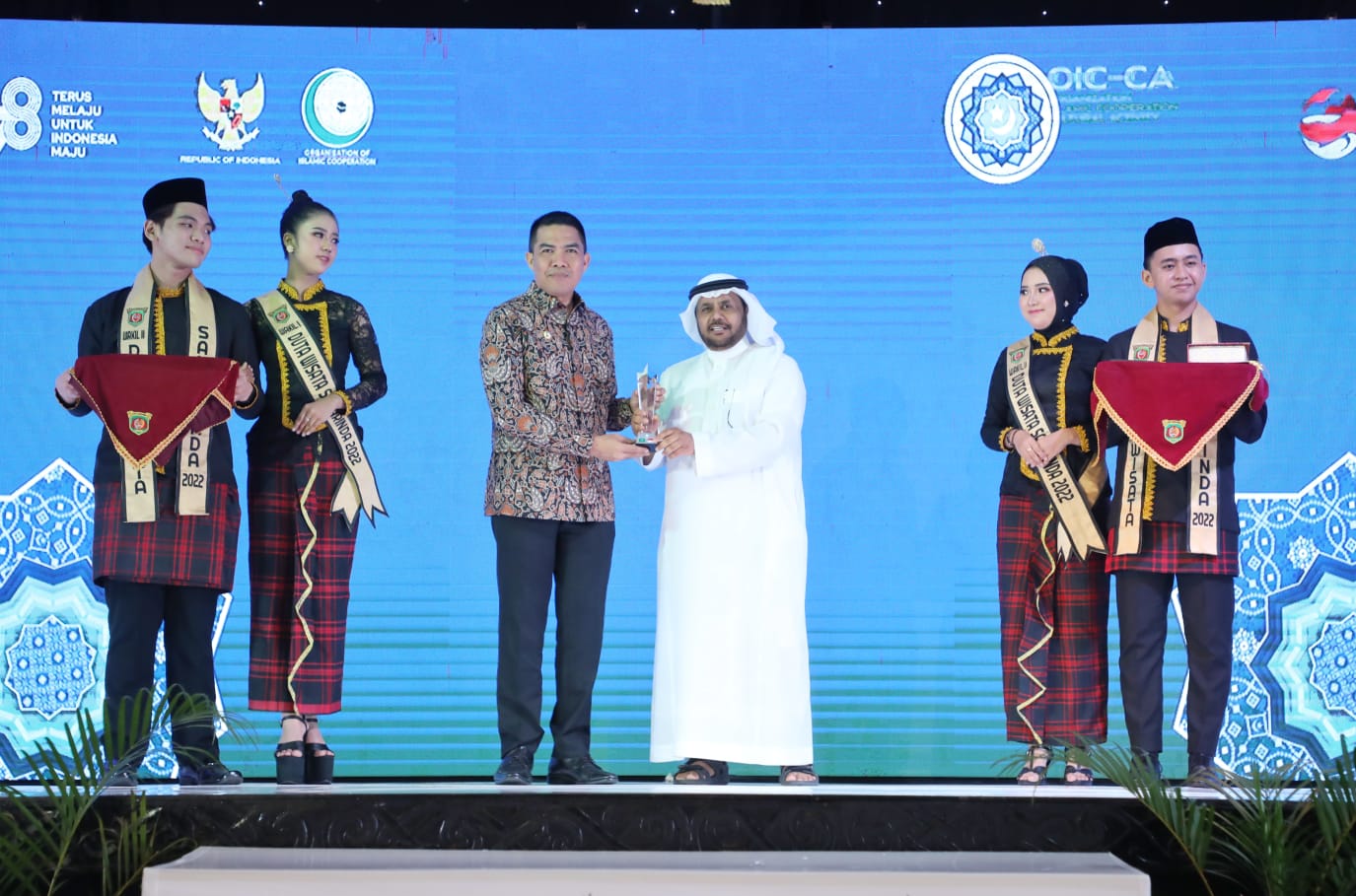 Walikota Samarinda Raja Andi Harun menyambut hangat para Delegasi peserta Organization Islamic Cooperation - Cultural Activity (OIC-CA) 2023 saat welcome dinner dan ramah tamah di Ballroom Hotel Bumi Senyiur Samarinda, Kalimantan Timur. Andi berharap mela