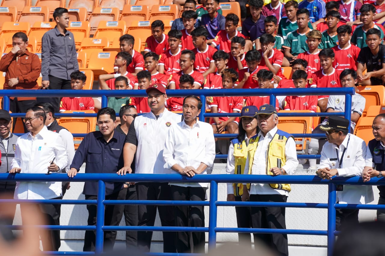Menteri Pemuda dan Olahraga Republik Indonesia (Menpora RI) Dito Ariotedjo hari Rabu (12/7) pagi ikut mendampingi Presiden Joko Widodo mengunjungi Stadion Si Jalak Harupat, Kabupaten Bandung, Jawa Barat.(foto:egan/kemenpora.go.id)