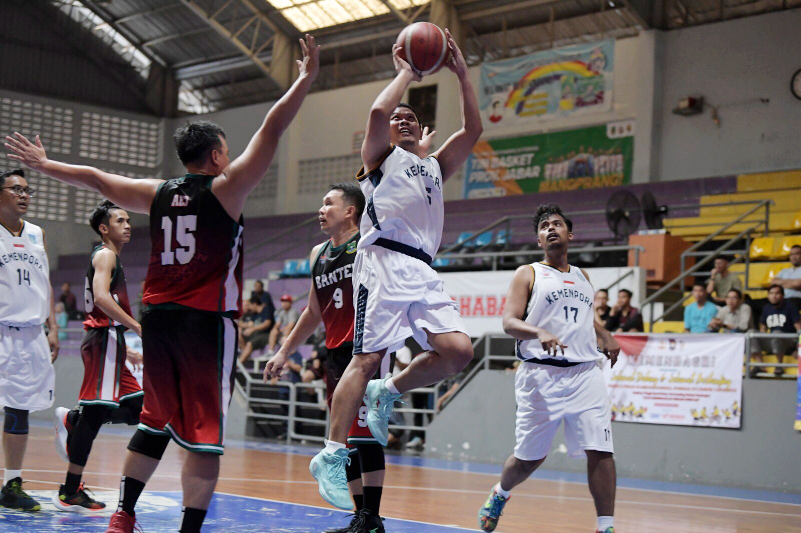 Tim basket putra Kemenpora meraih kemenangan di laga perdana dalam ajang Pekan Olahraga Nasional (PORNAS) XVI Korps Pegawai Republik Indonesia (KORPRI) 2023. Menghadapi Banten, Kemenpora berhasil menang tipis 33-32. (foto:raiky/kemenpora.go.id)