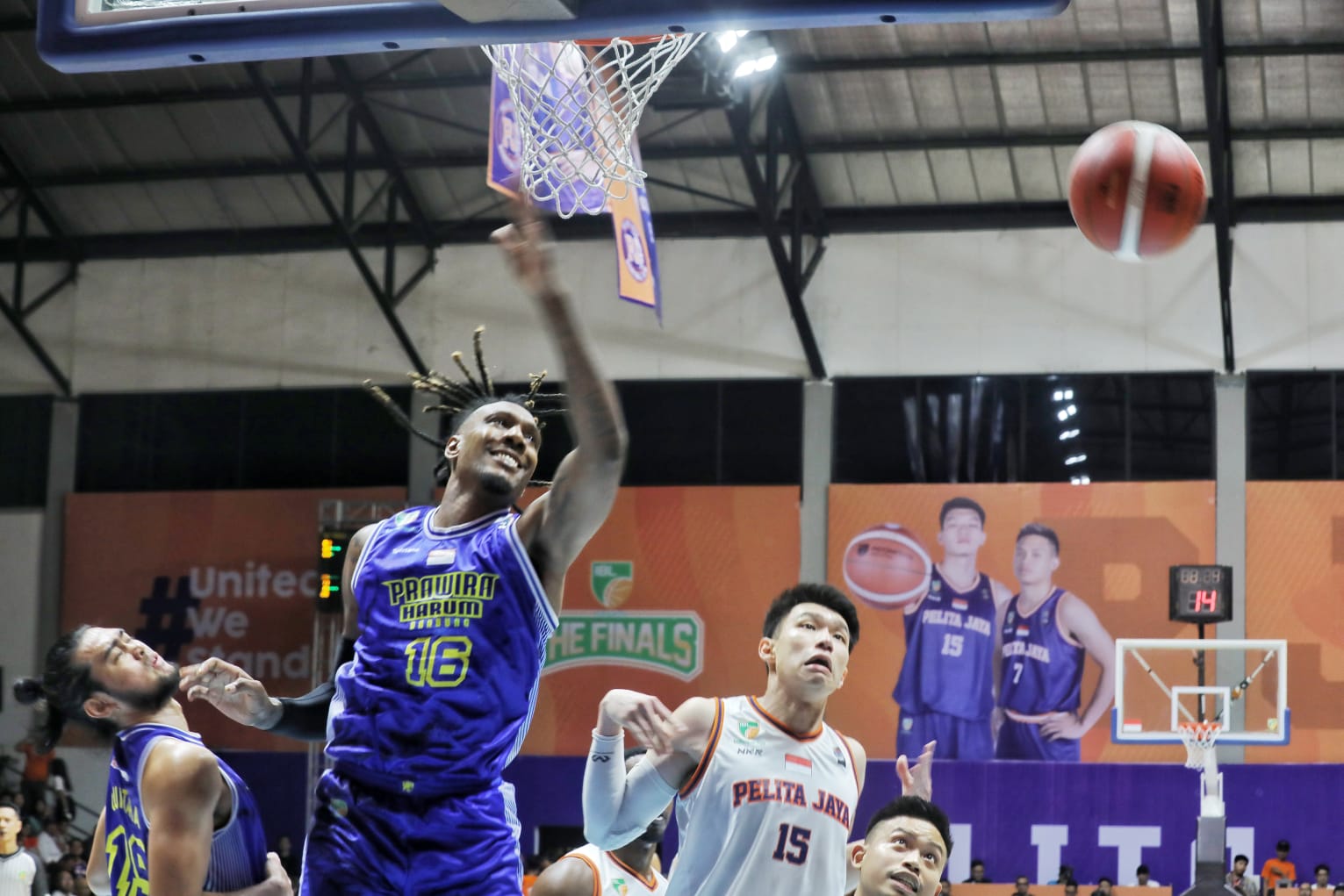 Tim basket Prawira Harum Bandung sukses meraih kemenangan di Game 1 Final IBL 2023 melawan Pelita Jaya Bakrie Jakarta 74-65 di Hall Basket Gelora Bung Karno, Senayan, Jakarta, Kamis (20/7) malam. (foto:yayan/kemenpora.go.id)