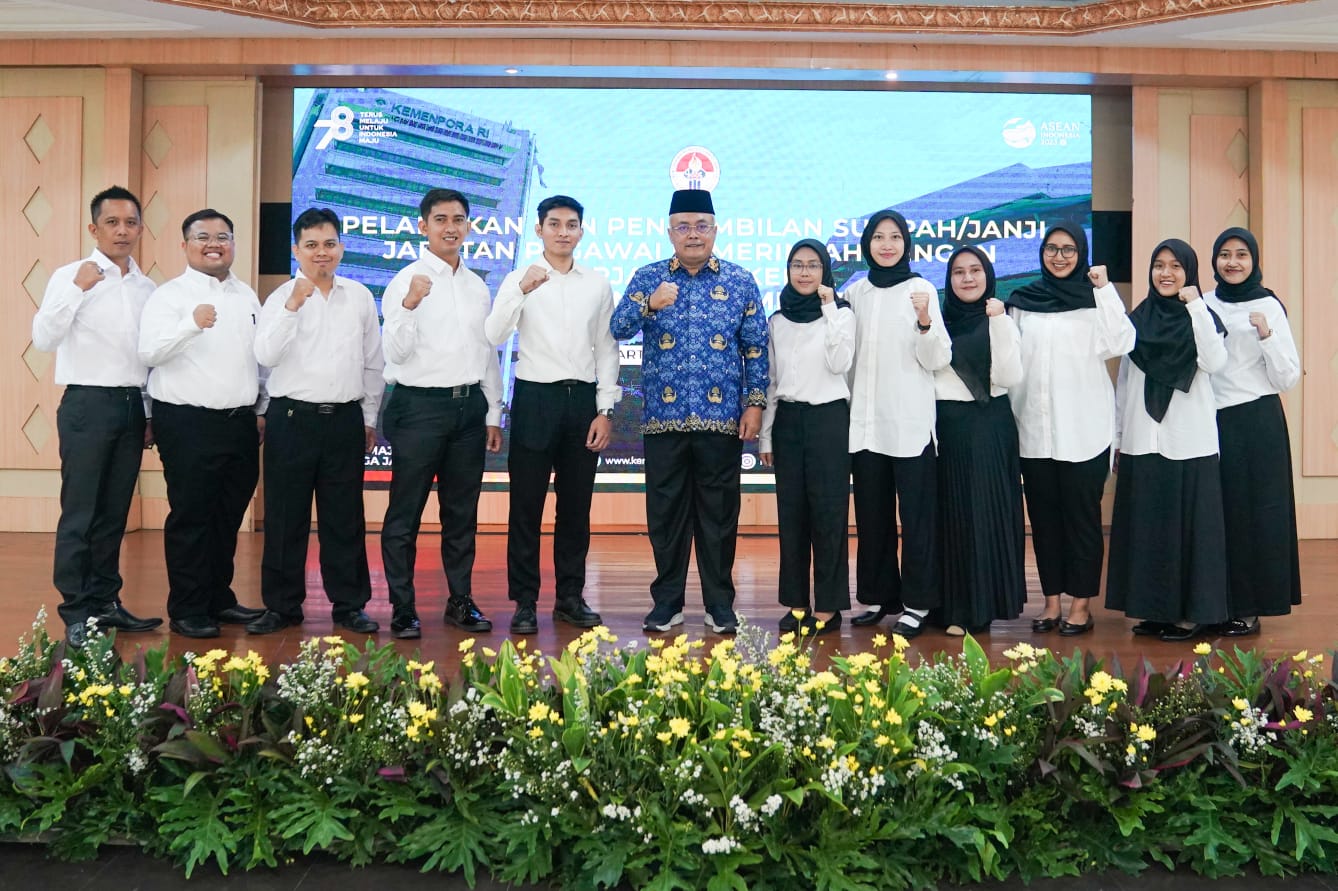 Sesmenpora Gunawan Suswantoro melantik dan mengambil sumpah/janji jabatan Pegawai Pemerintah dengan Perjanjian Kerja di lingkungan Kemenpora. Adapun yang pegawai yang dilantik sebanyak 11 orang. (foto:egan/kemenpora.go.id)