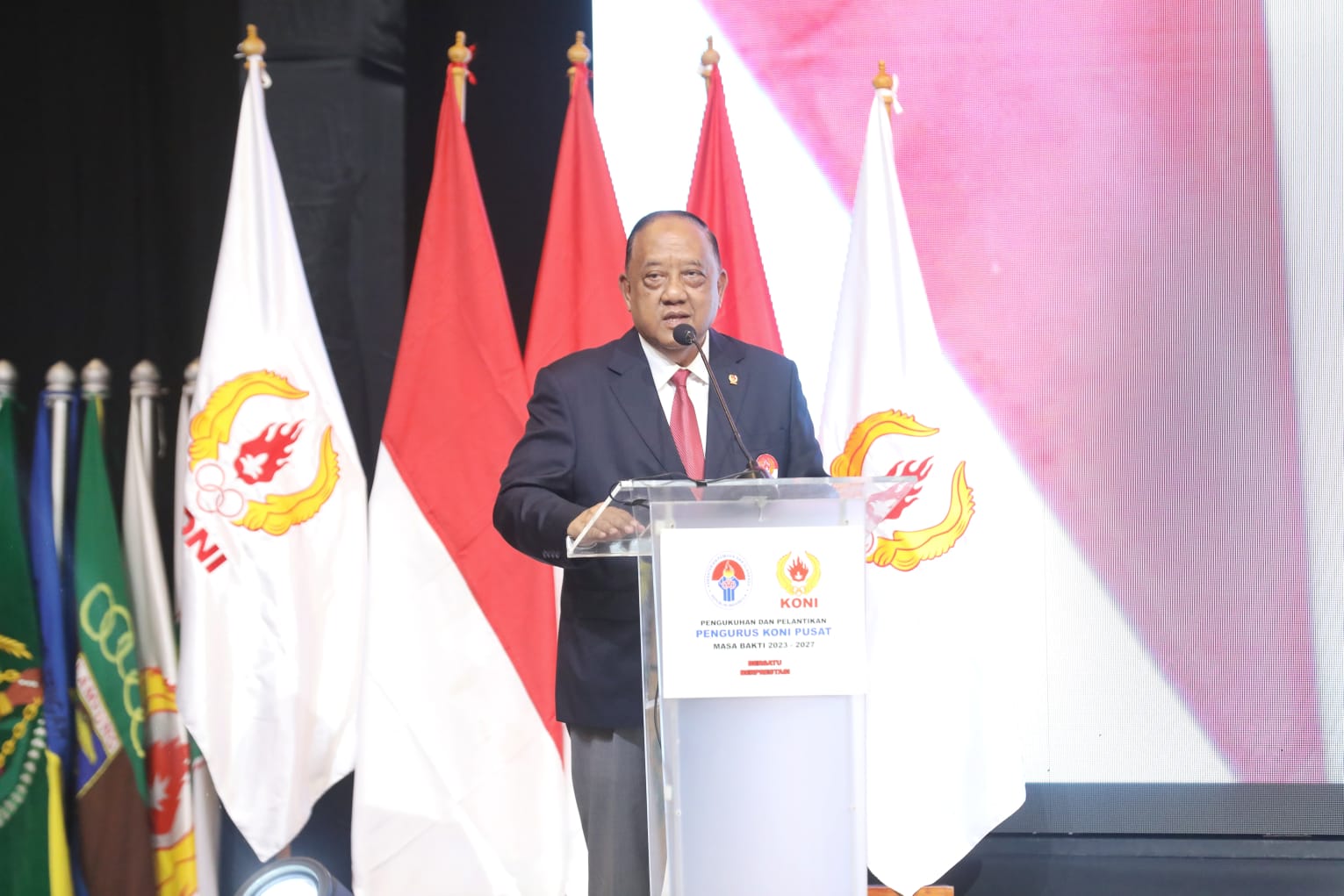 Letjen TNI (Purn) Marciano Norman, menyampaikan apresiasi dan terima kasihnya kepada Menpora Dito yang hadir memberikan pesan dan arahan pada acara Pengukuhan dan Pelantikan Pengurus Komite Olahraga Nasional Indonesia (KONI) Pusat Masa Bakti 2023-2027.(fo