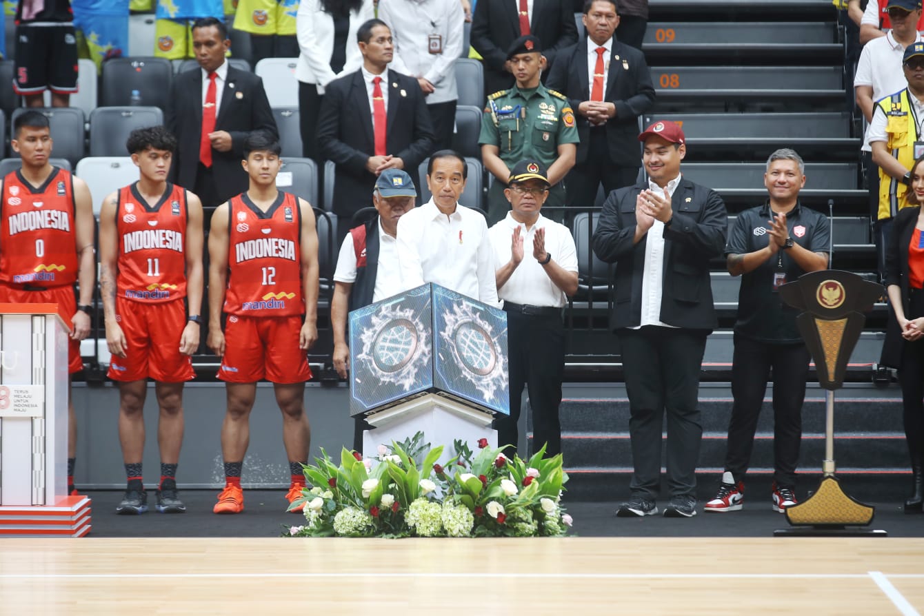 Menteri Pemuda dan Olahraga Republik Indonesia (Menpora RI) Dito Ariotedjo, Senin (7/8) siang, ikut mendampingi Presiden Joko Widodo (Jokowi) meresmikan venue Indonesia Arena di kompleks Gelora Bung Karno (GBK), Senayan, Jakarta.(foto:yayan/kemenpora.go.i